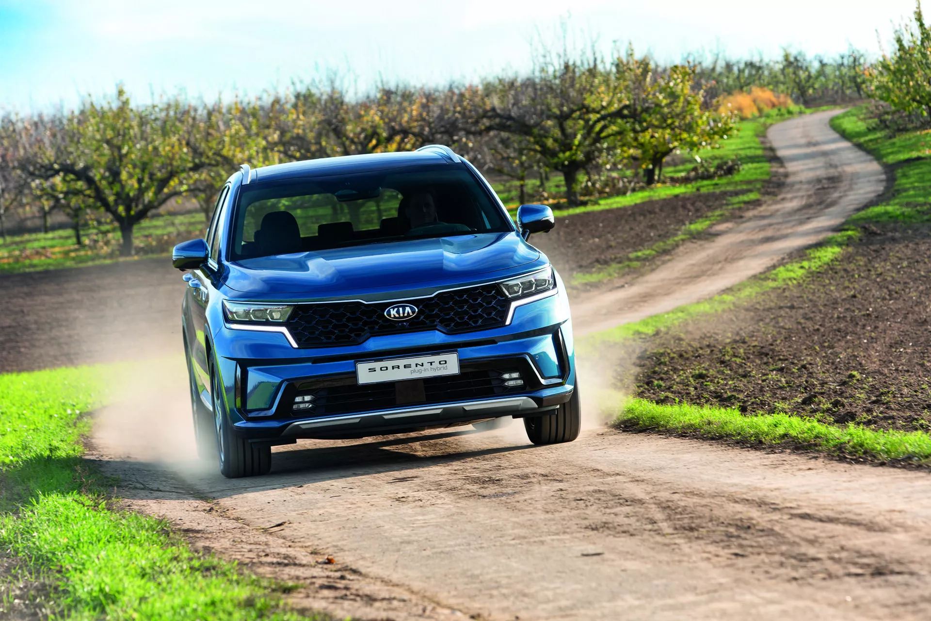 Kia Sorento MQ4 2020 roulant sur une route non pavée mettant en avant des phares LED et des systèmes d'assistance avancée au conducteur, encapsulant la conception moderne de SUV et les capacités en tout-terrain
