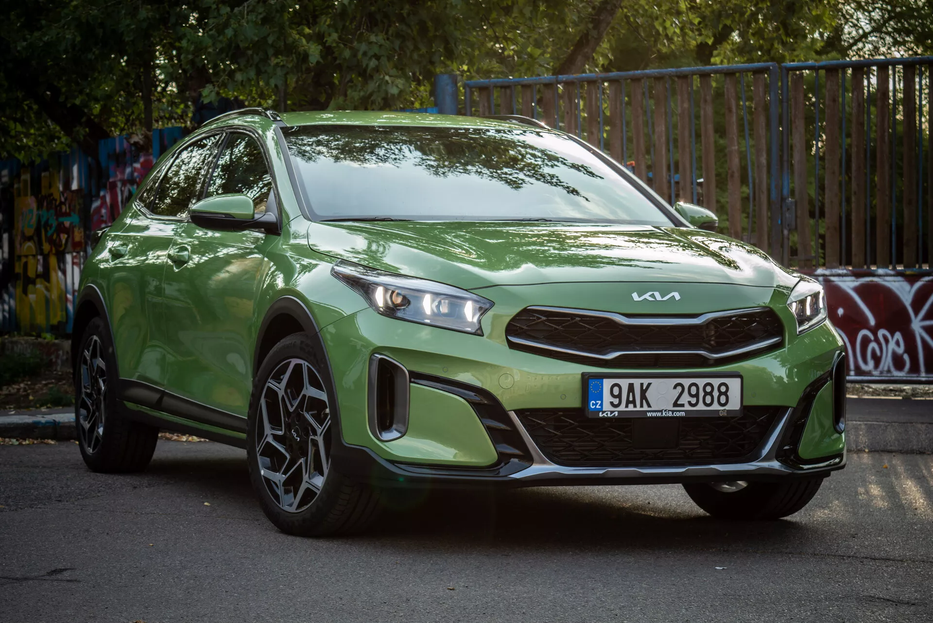 Kia Xceed 2022 verte garée en angle, montrant sa vue avant trois quarts avec phares LED et jantes alliage sportives dans un cadre urbain