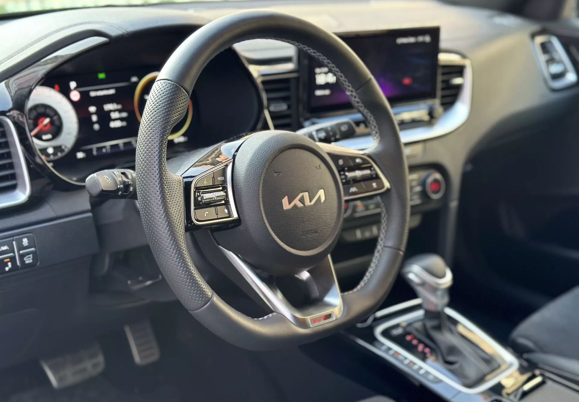 Intérieur du Kia Xceed 2022 centré sur le côté conducteur avec volant, tableau de bord numérique et système d'infodivertissement central tactile indiquant une technologie moderne et un confort
