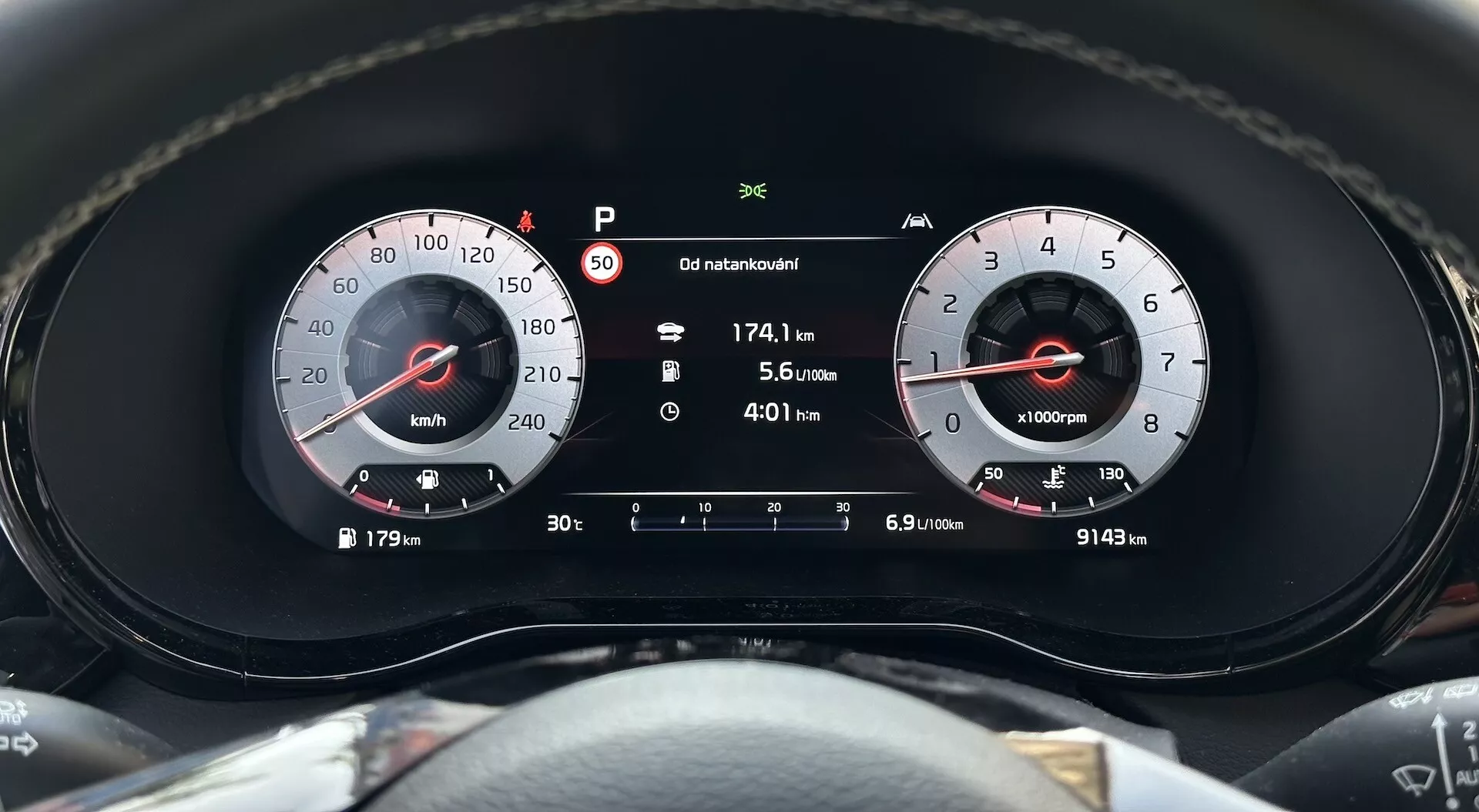 Vue rapprochée du tableau de bord de la Kia XCeed 2022 mettant en évidence le compteur de vitesse, le tachymètre et l'affichage numérique avec indicateur de mode de stationnement, distance de parcours, économie de carburant et lecture totale de l'odomètre
