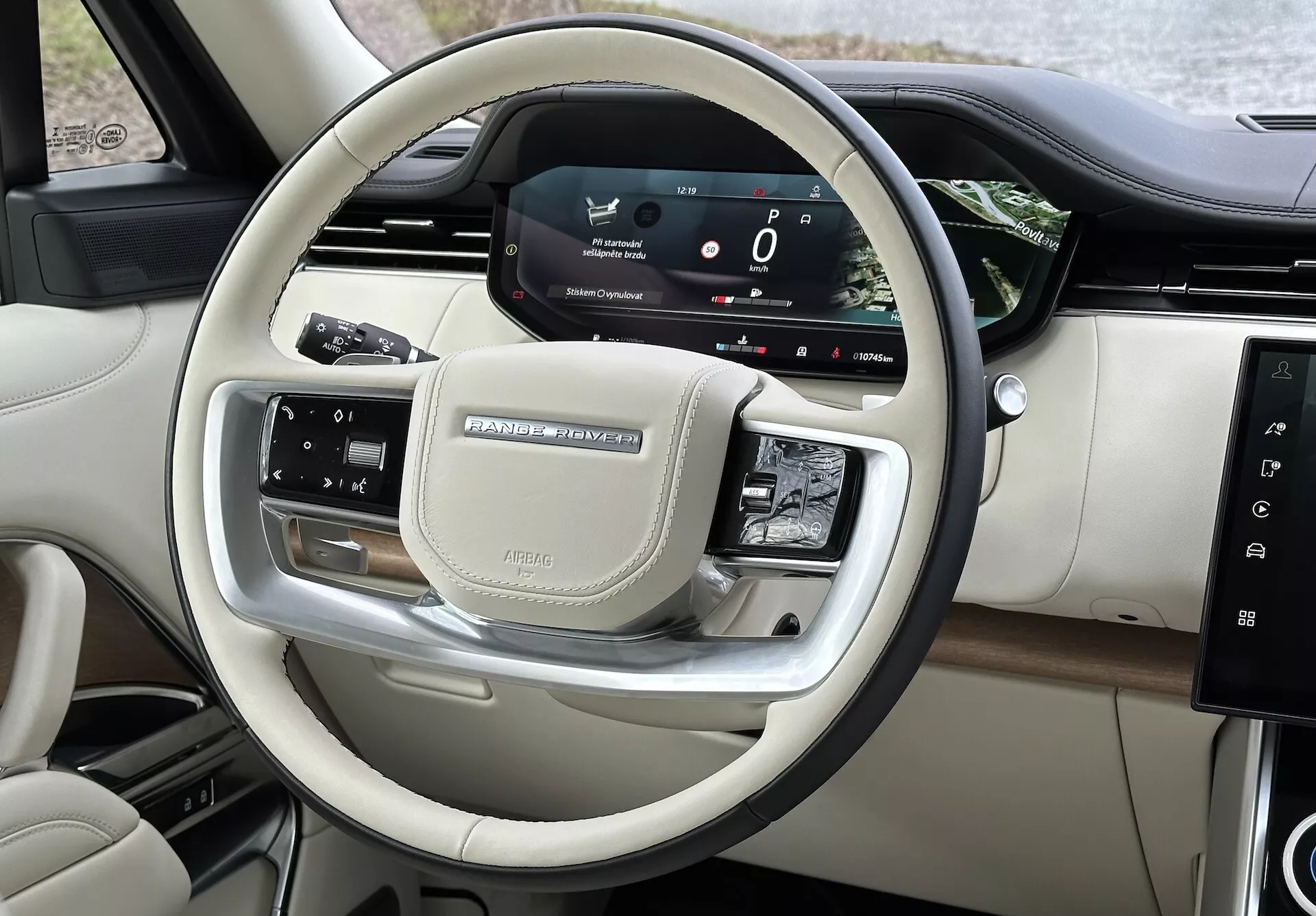 Vue intérieure du Land Rover Range Rover 2021 présentant les commandes au volant et le tableau de bord numérique du conducteur avec garniture chromée et finitions de luxe