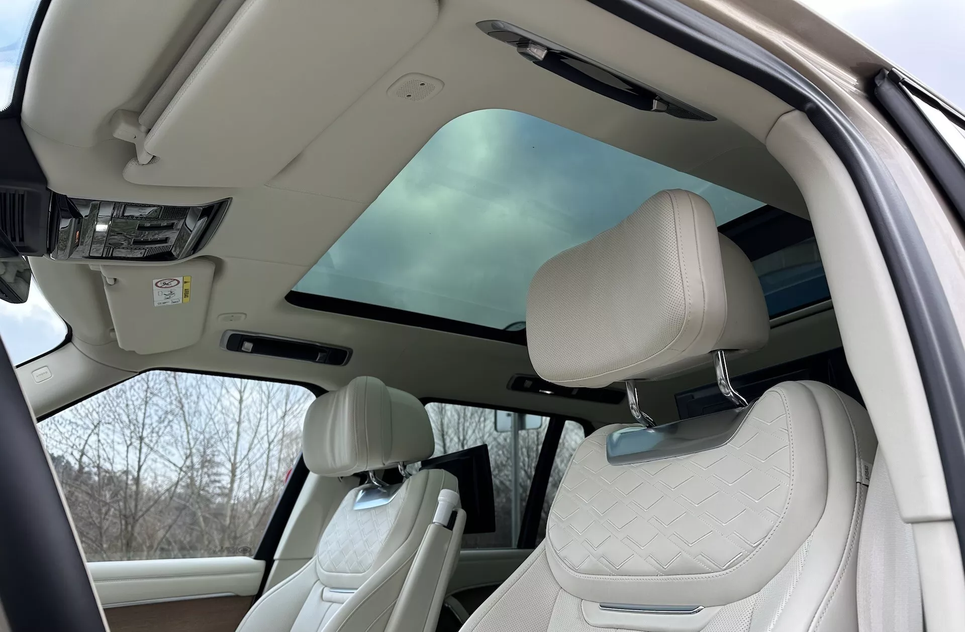 Vue intérieure du Land Rover Range Rover 2021 mettant en avant la cabine de luxe avec un toit panoramique, sièges avant matelassés et équipements avancés de l'habitacle