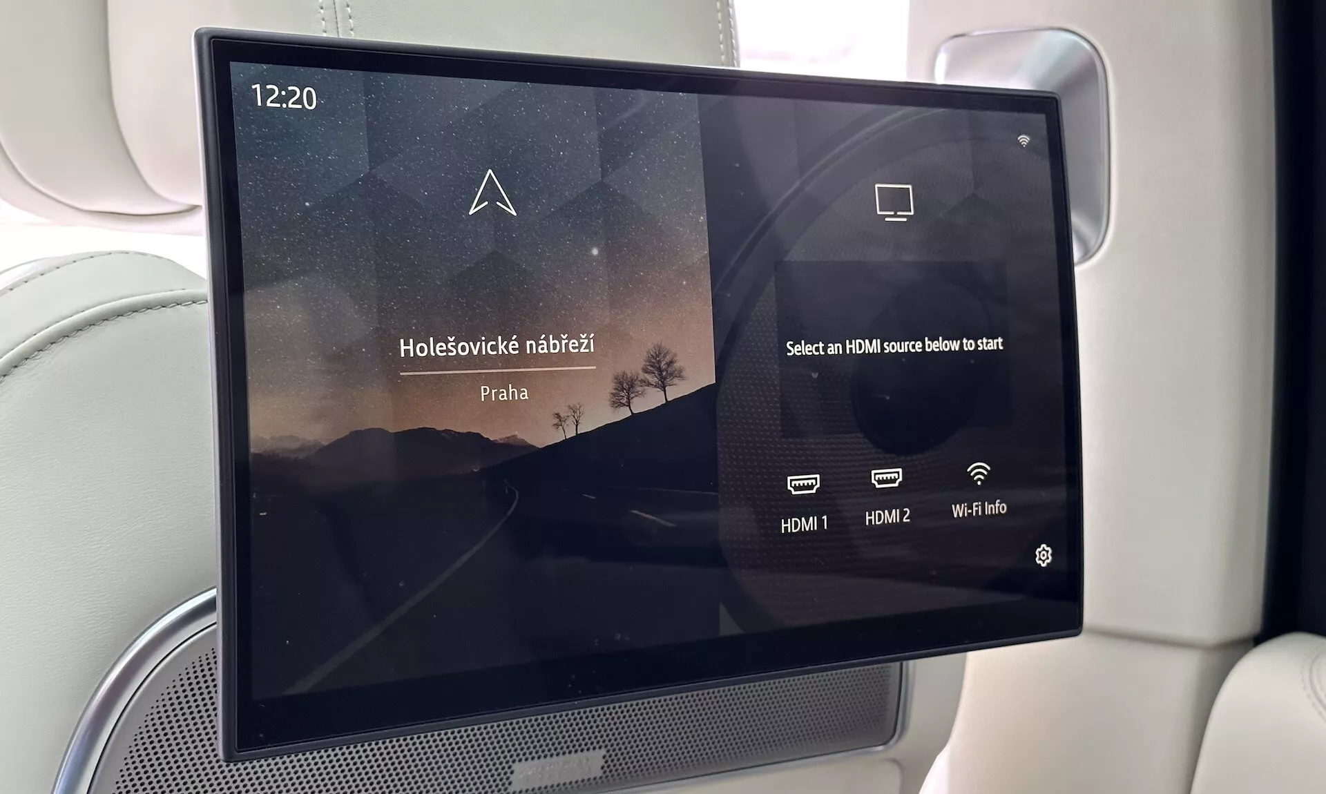 Système de divertissement dans la voiture Land Rover Range Rover 2021 avec écran tactile arrière offrant connectivité HDMI et informations Wi-Fi, garniture luxueuse visible