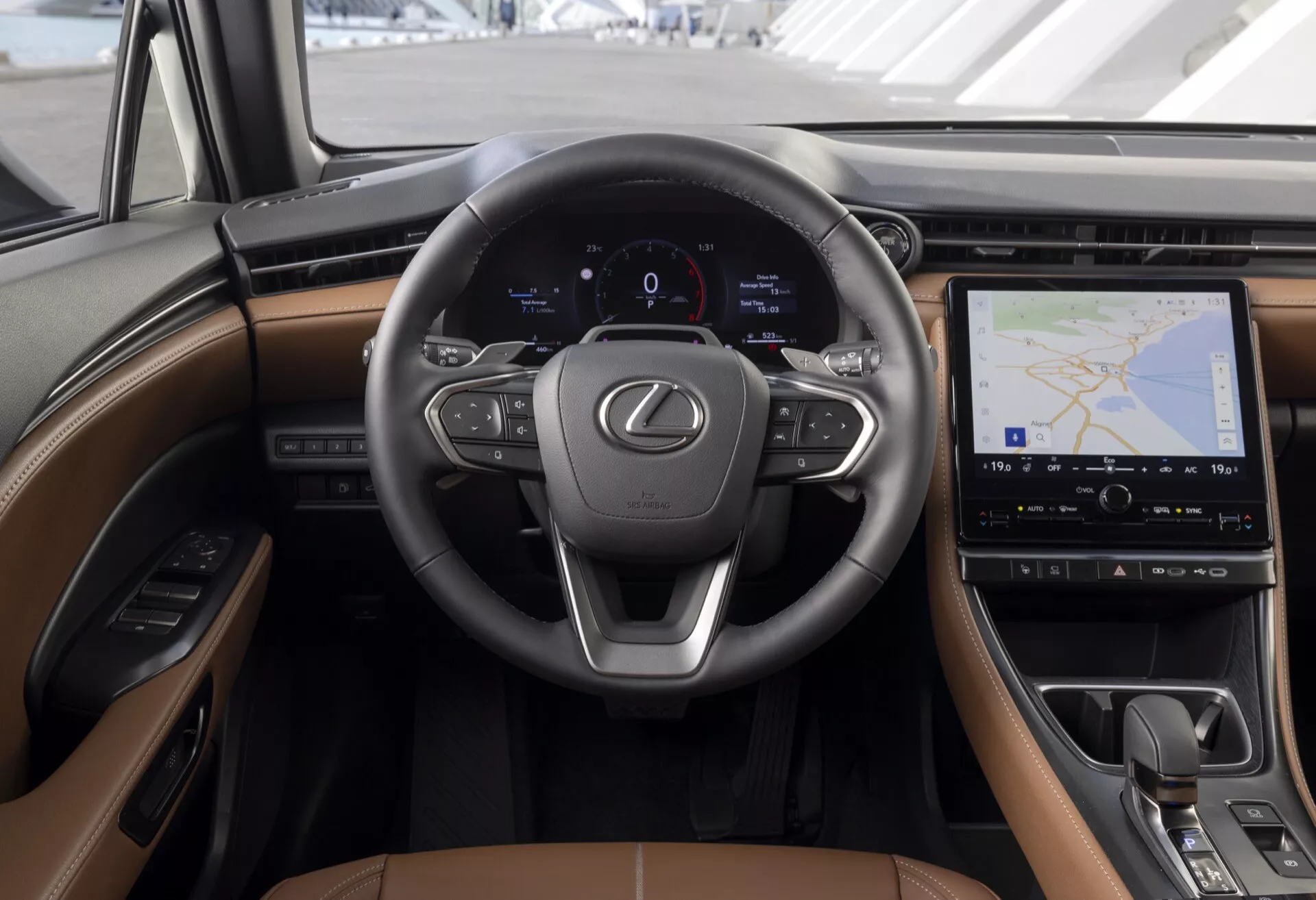 Intérieur du Lexus LBX 2024 avec volant multifonctions portant l'emblème Lexus, tableau de bord numérique et affichage infotainment tactile montrant la navigation GPS sur le tableau de bord, dans un schéma de couleurs bicolore premium
