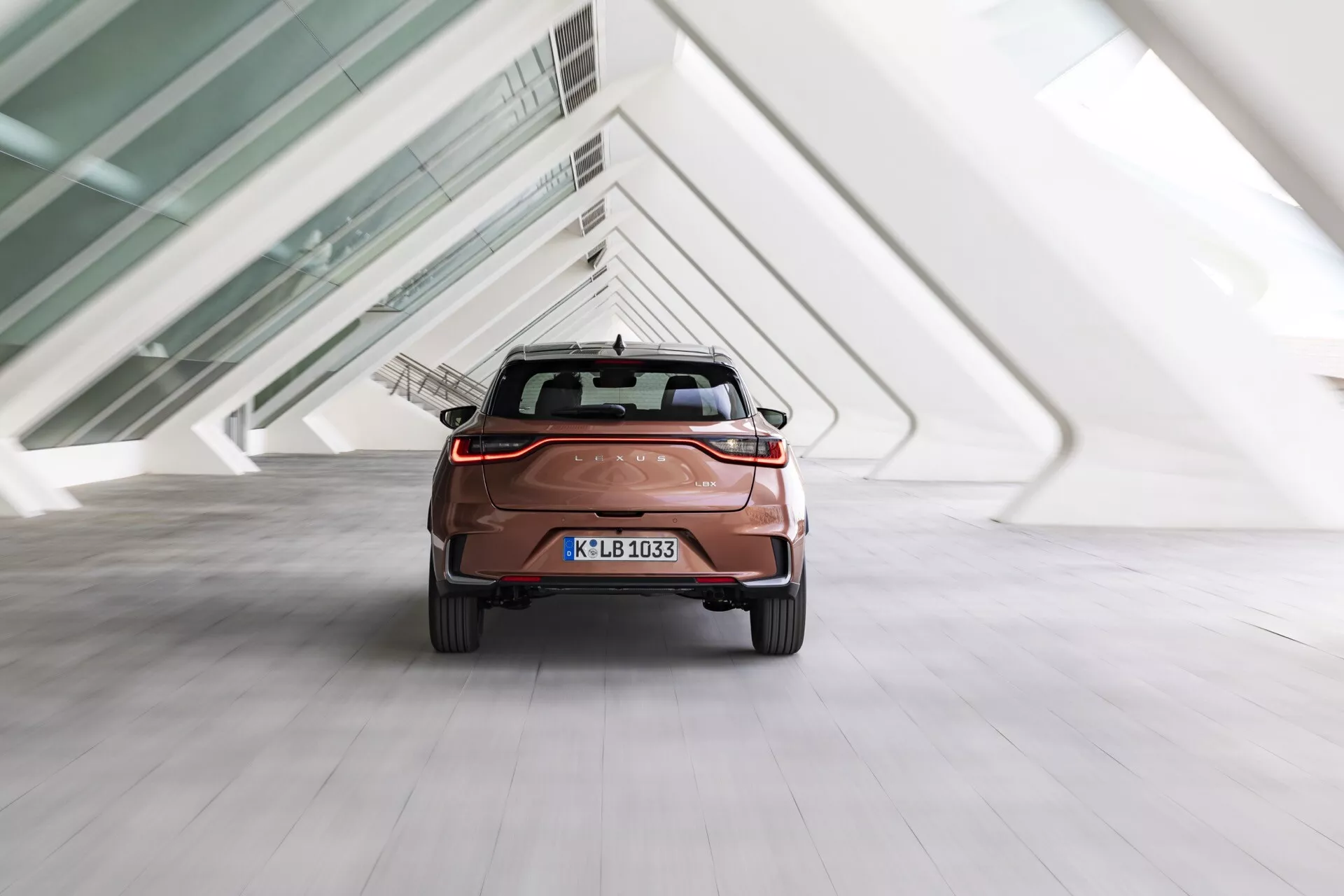 Lexus LBX 2024, 1ère génération, vue de l'arrière montrant les feux arrière, le pare-chocs arrière et le couvercle du coffre dans un cadre intérieur