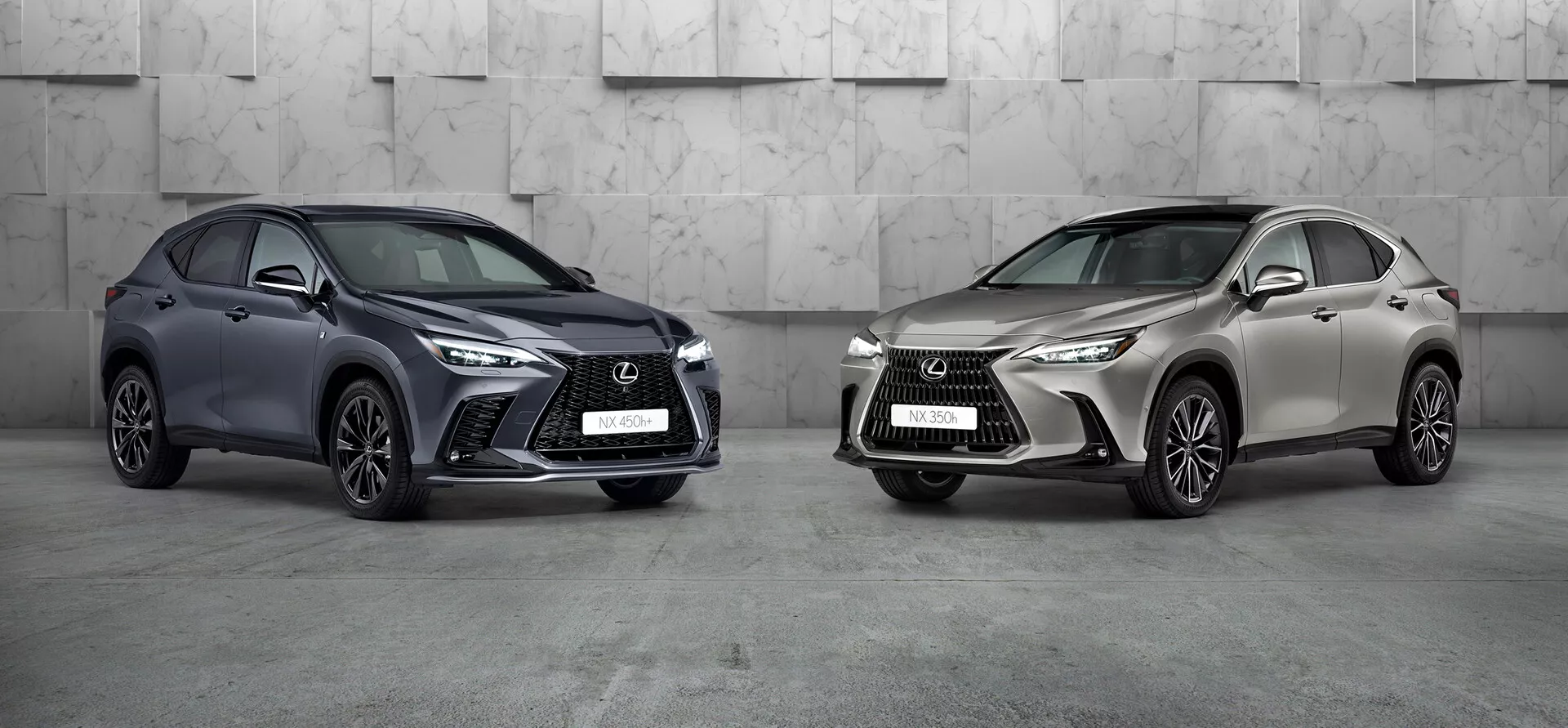 L'image présente deux voitures Lexus NX 2021 dans un cadre de studio professionnel. La voiture à gauche, un SUV compact de couleur foncée avec une calandre avant agressive distinctive, des phares LED aigus et de grandes prises d'air, est inclinée pour montrer son avant gauche et son profil latéral. Les roues sont tournées vers l'appareil photo, mettant en valeur le design des jantes. La voiture à droite, de couleur métallique claire, est également inclinée mais vers la gauche, partageant le même langage de design avec un style de jante différent. Les deux SUV de luxe, positionnés de manière proéminente dans le cadre, exhibent un design avancé et des technologies modernes potentielles.