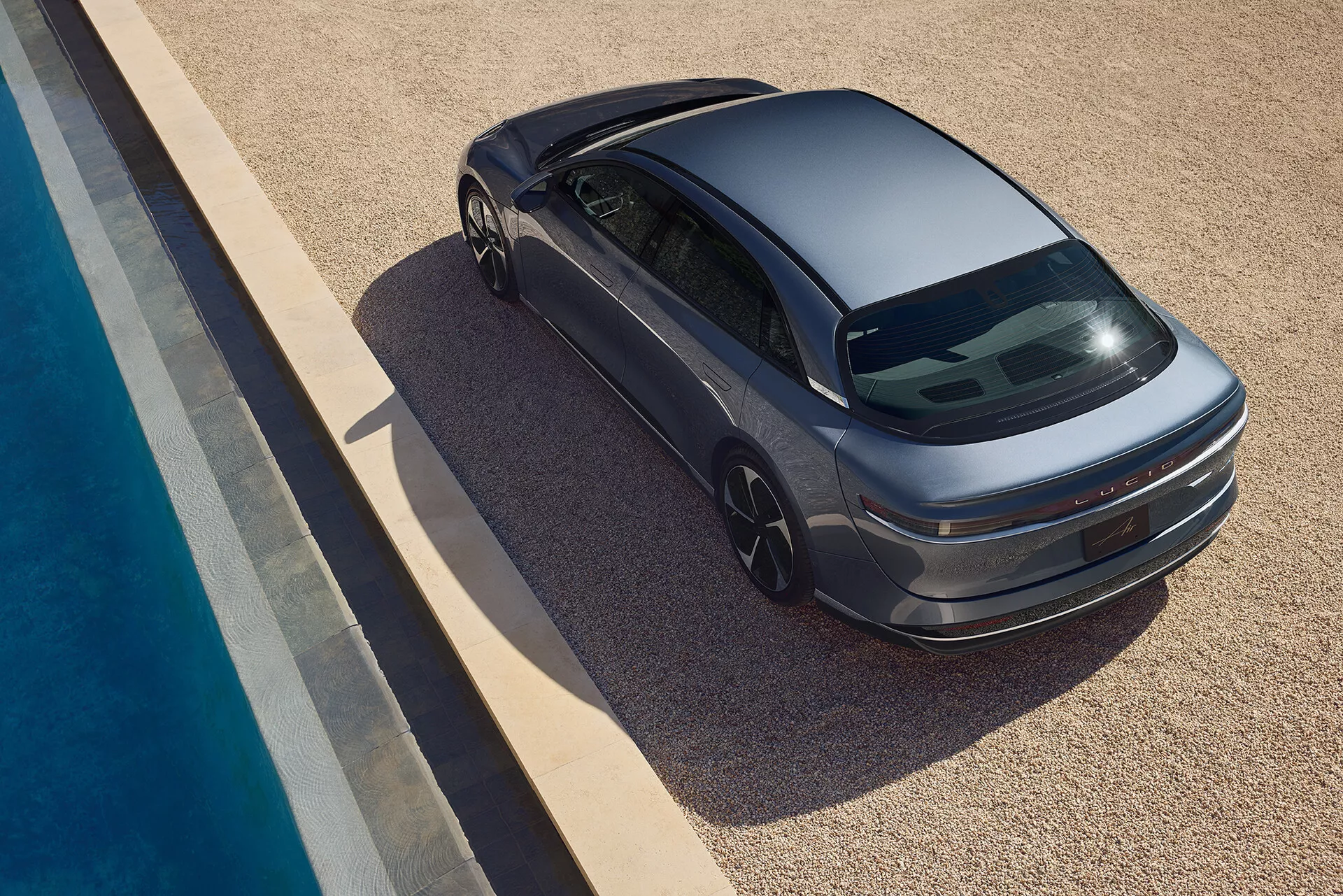 Lucid Air 2022 de première génération, berline électrique de luxe, présentant un design aérodynamique élégant avec des phares LED futuristes et un toit en verre panoramique.
