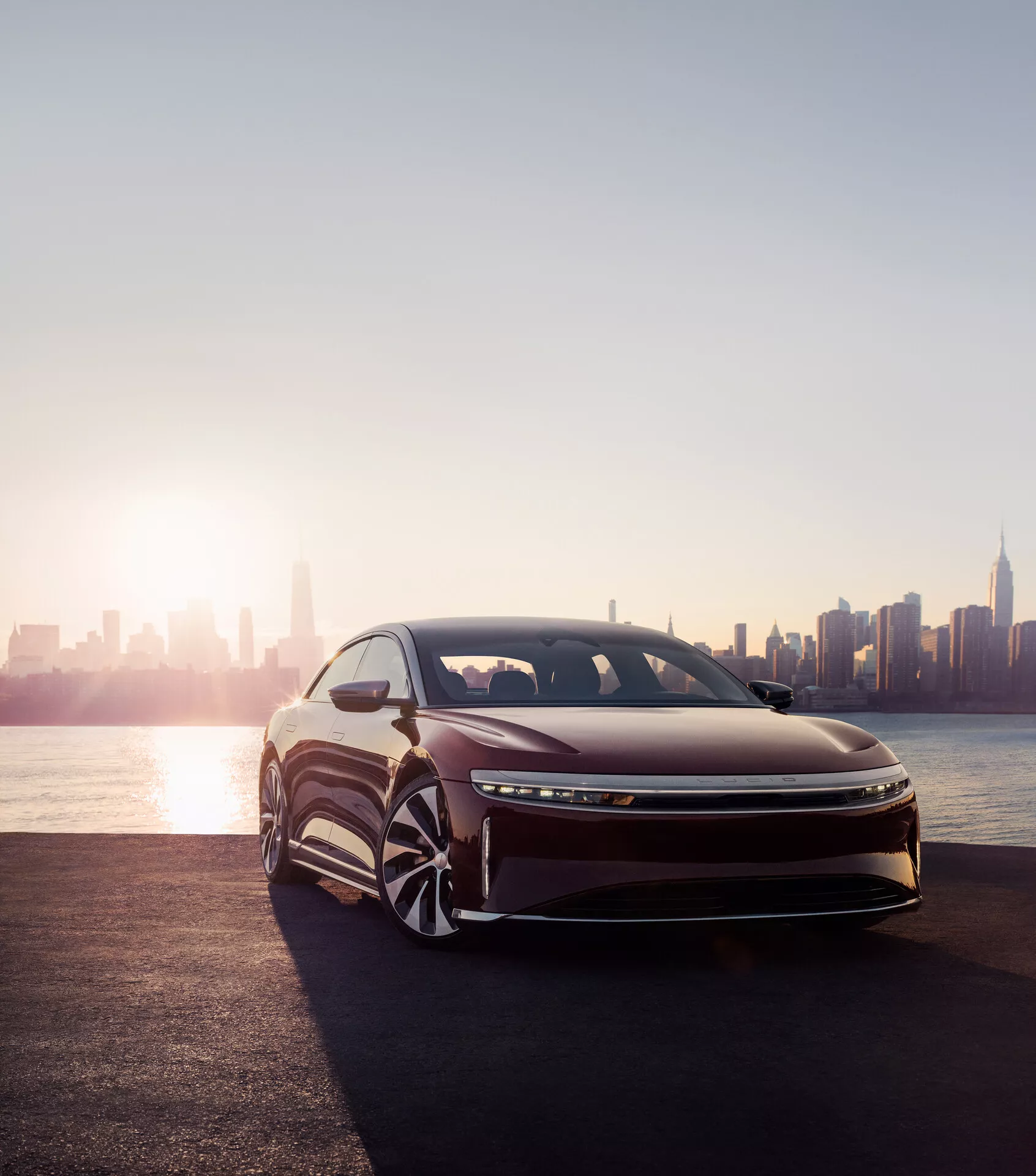 Lucid Air 2022 (1ère Génération) - Berline électrique de luxe au design aérodynamique élégant, avec systèmes avancés d'aide à la conduite, intérieur spacieux et high-tech, et capacités impressionnantes en termes d'autonomie et de performances.
