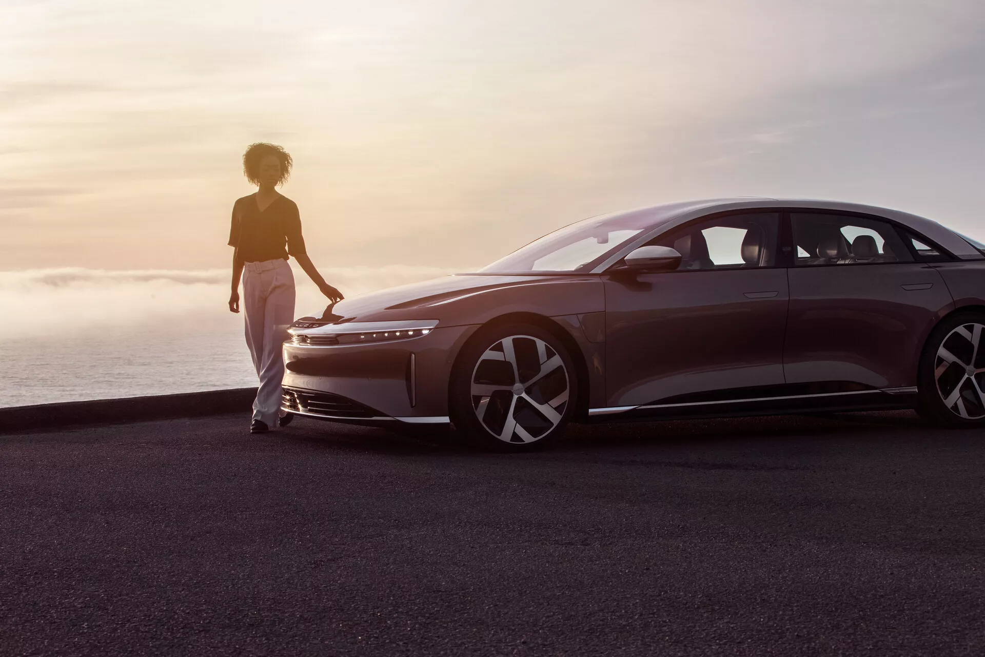 Lucid Air 2022 (1ère génération) berline électrique de luxe avec un design extérieur élégant, des phares avant et arrière modernes, des roues élégantes et une technologie avancée pour la conduite autonome.
