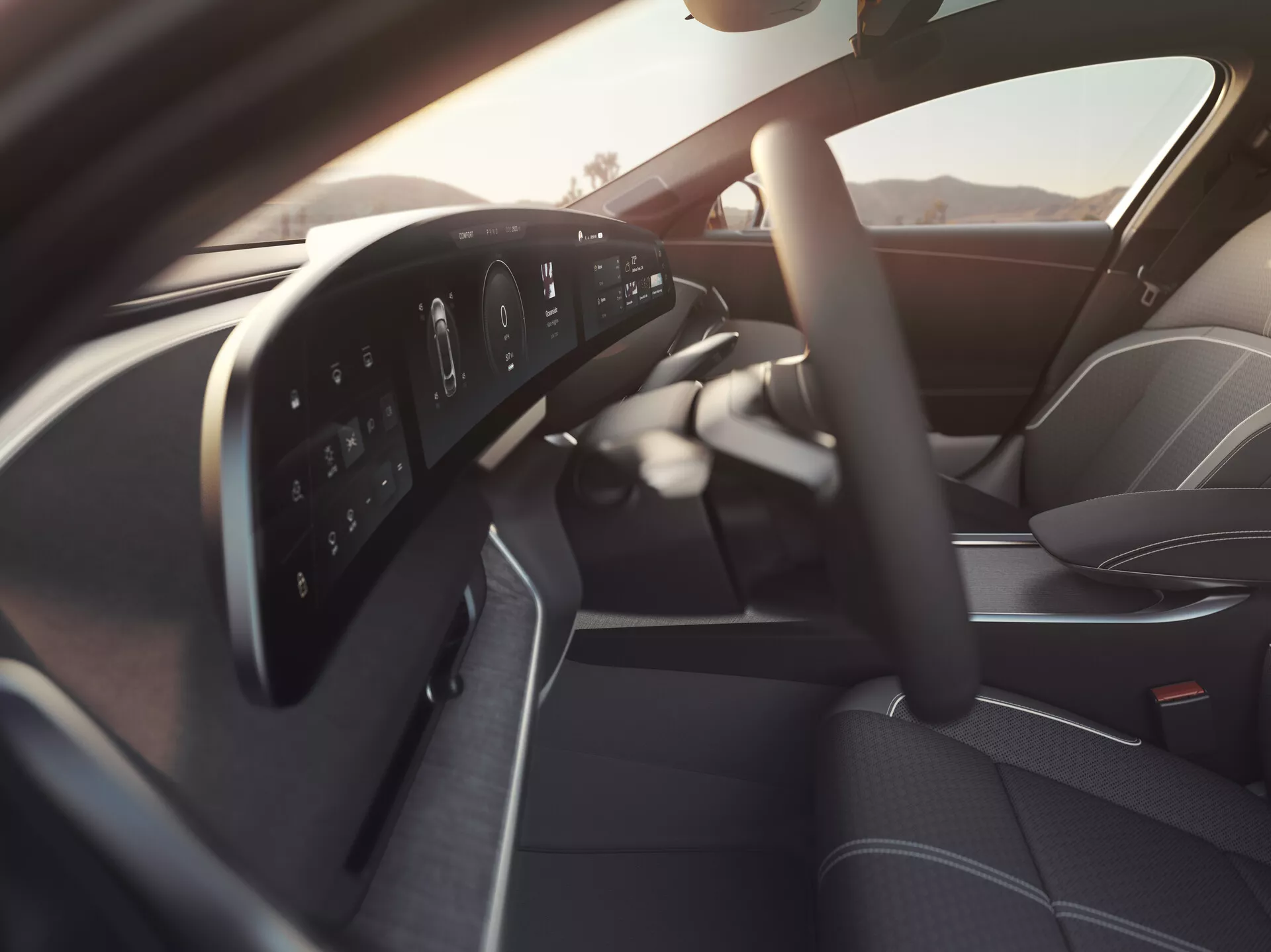 Intérieur de la Lucid Air 2022 de première génération vu du côté passager, avec un volant multifonction moderne avec boutons de contrôle, un tableau de bord entièrement numérique, une partie de la console centrale élégante, un siège conducteur de haute qualité et un panneau de porte conducteur avec commandes pour les fenêtres et les rétroviseurs électriques, le tout illuminé par une lumière naturelle douce.