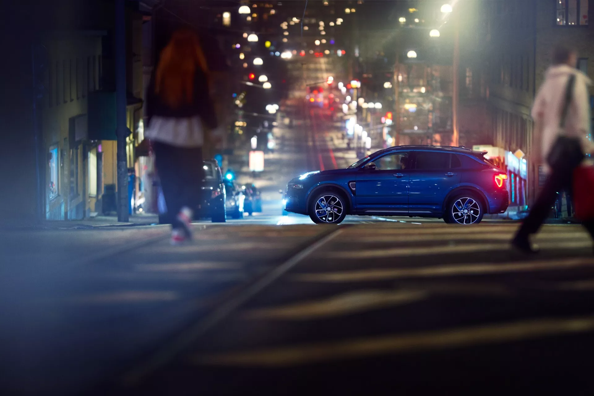 SUV compact Lynk & Co 01 2021 de première génération stationné en extérieur sous le soleil, mettant en avant un design élégant et des fonctionnalités modernes