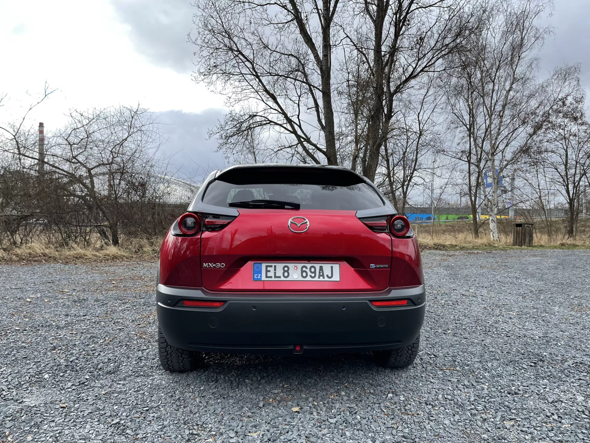 Mazda MX-30 de 2020 en couleur métallique élégante montrant son design moderne et sa technologie électrique, stationnée dans un lieu pittoresque