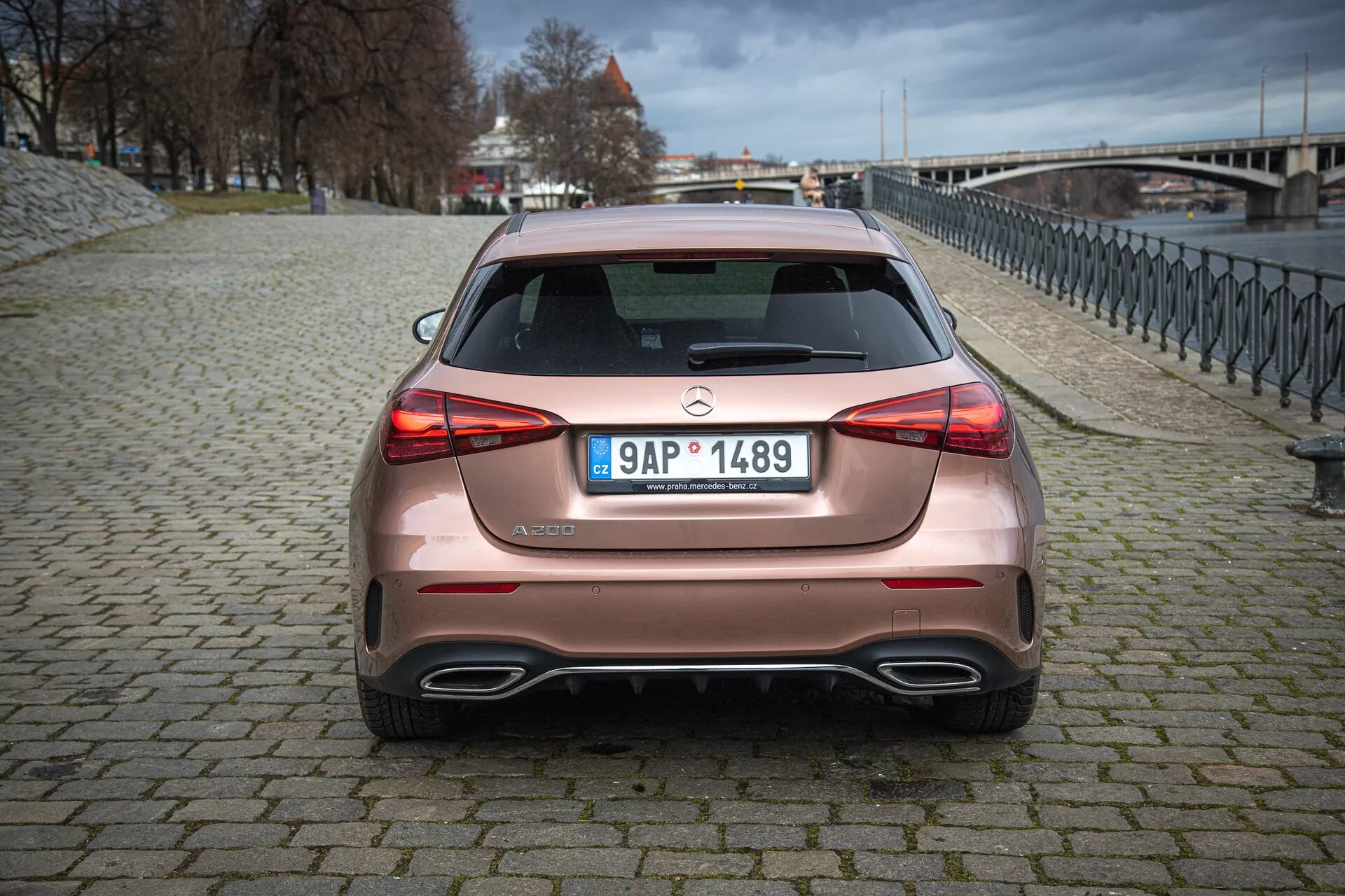 Classe A de Mercedes-Benz 2022 en élégant extérieur argenté mettant en avant son design dynamique et ses fonctionnalités technologiques avancées