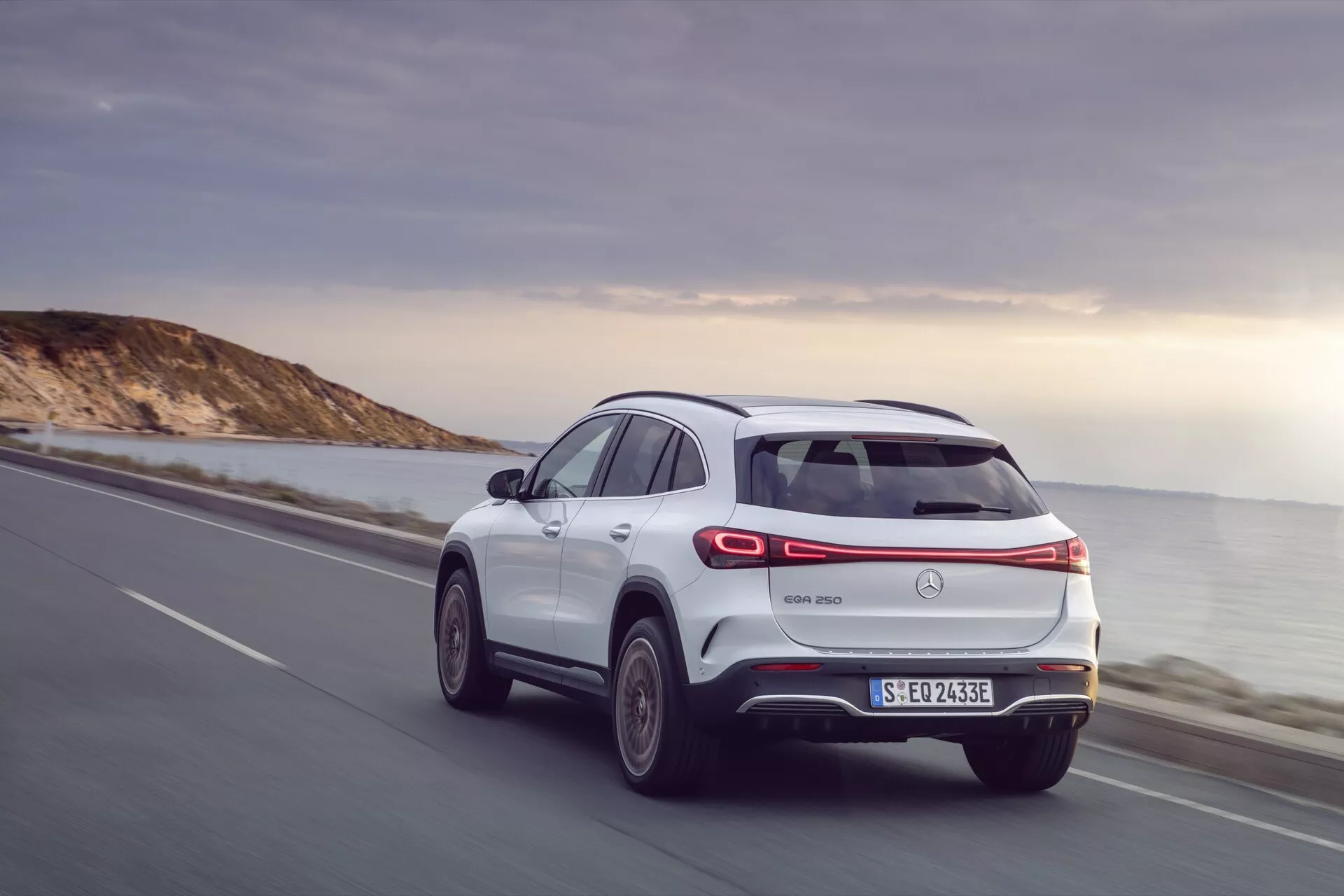 Vue latérale du SUV électrique Mercedes-Benz EQA 243 de 2021 sur autoroute