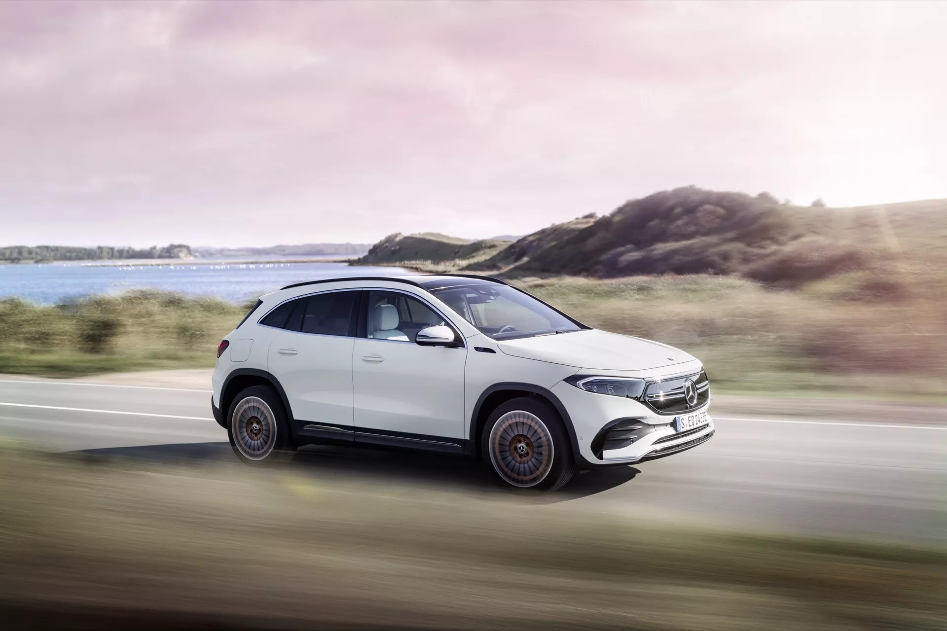Modèle 2021 Mercedes-Benz EQA 243 présentant son design élégant et son groupe motopropulseur électrique dans une stance dynamique