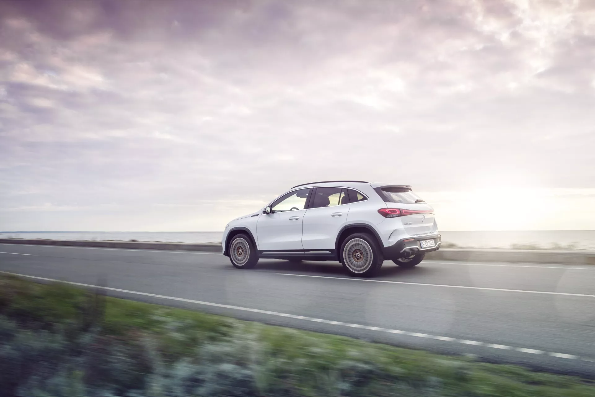 Vue avant du modèle Mercedes-Benz EQA 2021 243 avec phares élégants et grille électrique