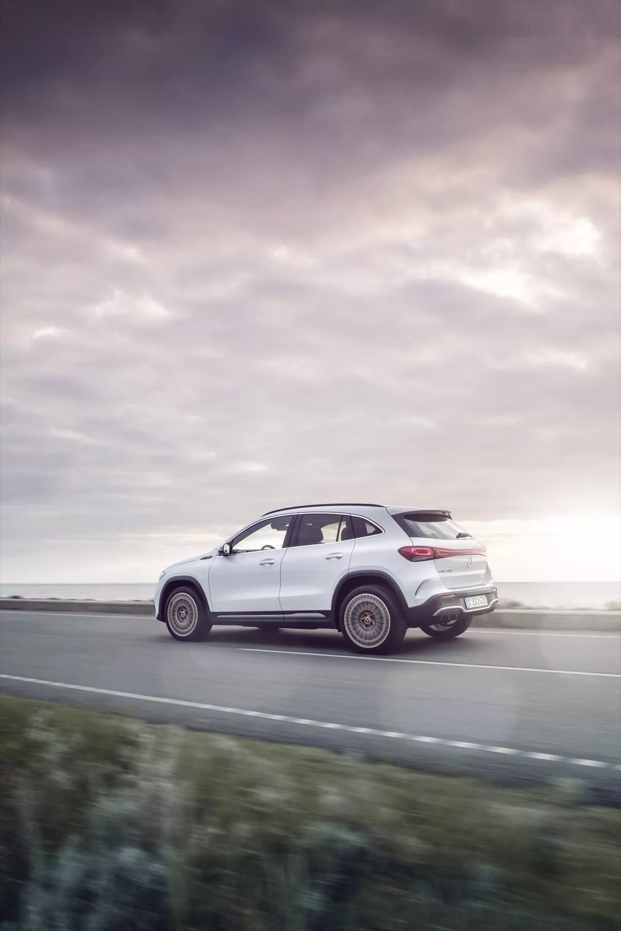 Mercedes-Benz EQA 2021 (243) en argent élégant mettant en avant son design profilé et sa technologie électrique innovante