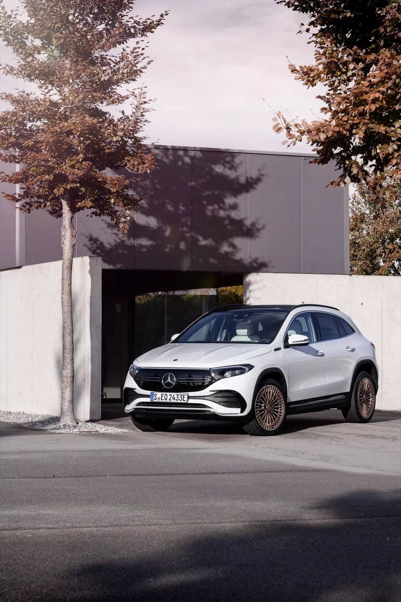 SUV électrique Mercedes-Benz EQA 243 de 2021 en couleur gris, vue de côté