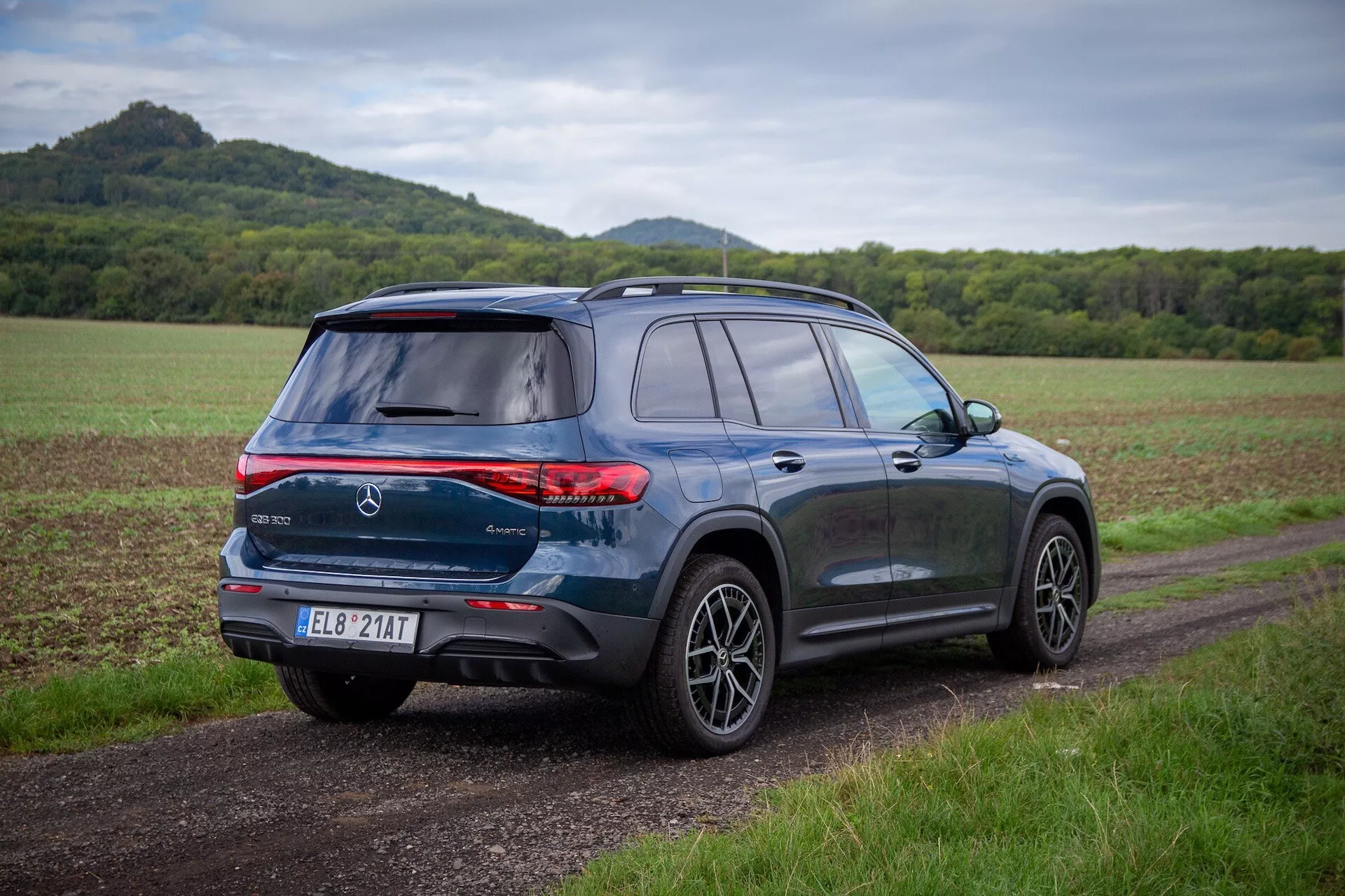 SUV électrique Mercedes-Benz EQB modèle 2021 en argent sur une autoroute avec un ciel dégagé en arrière-plan