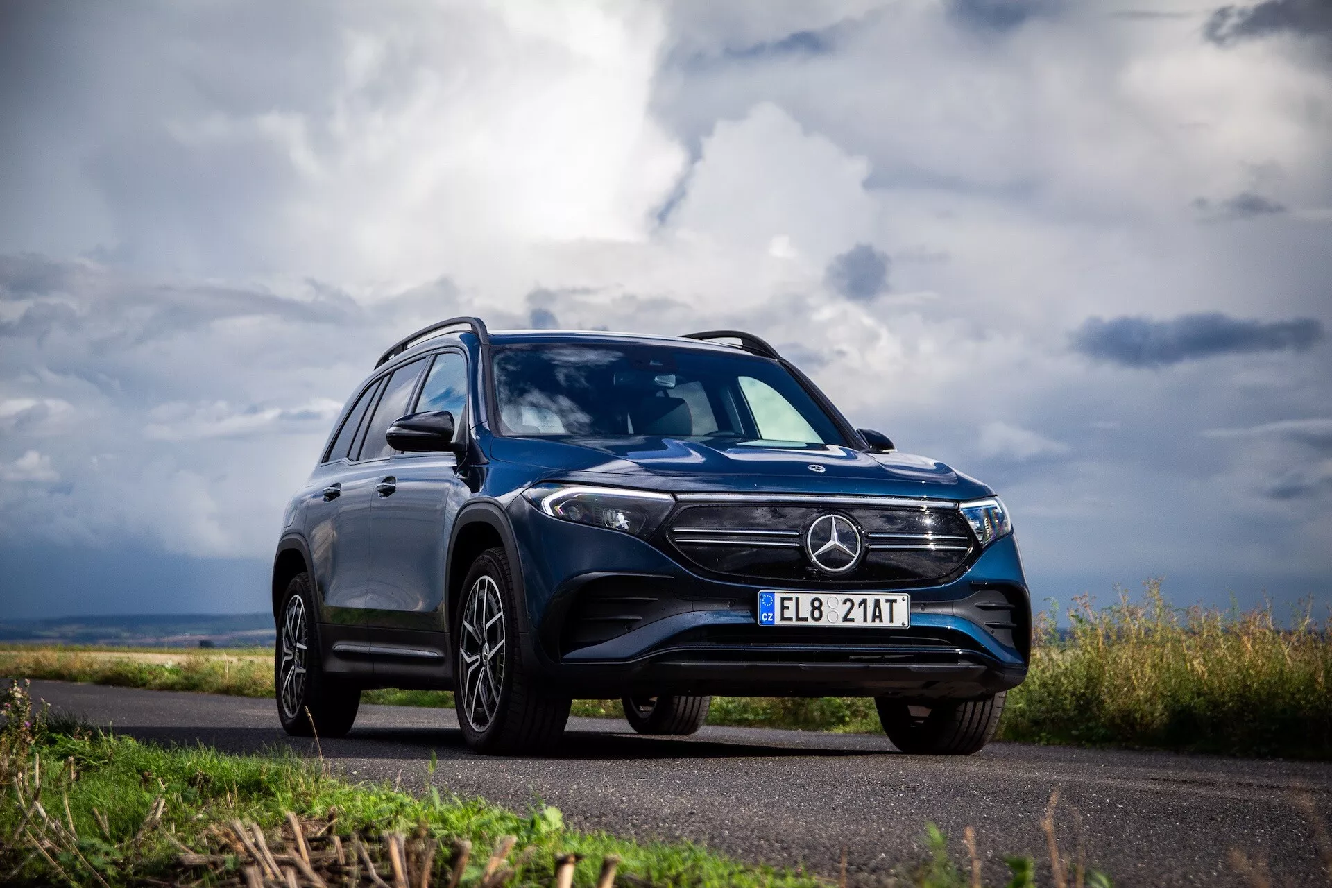 SUV électrique Mercedes-Benz EQB 2021 en pose dynamique mettant en avant son design élégant et ses fonctionnalités avancées