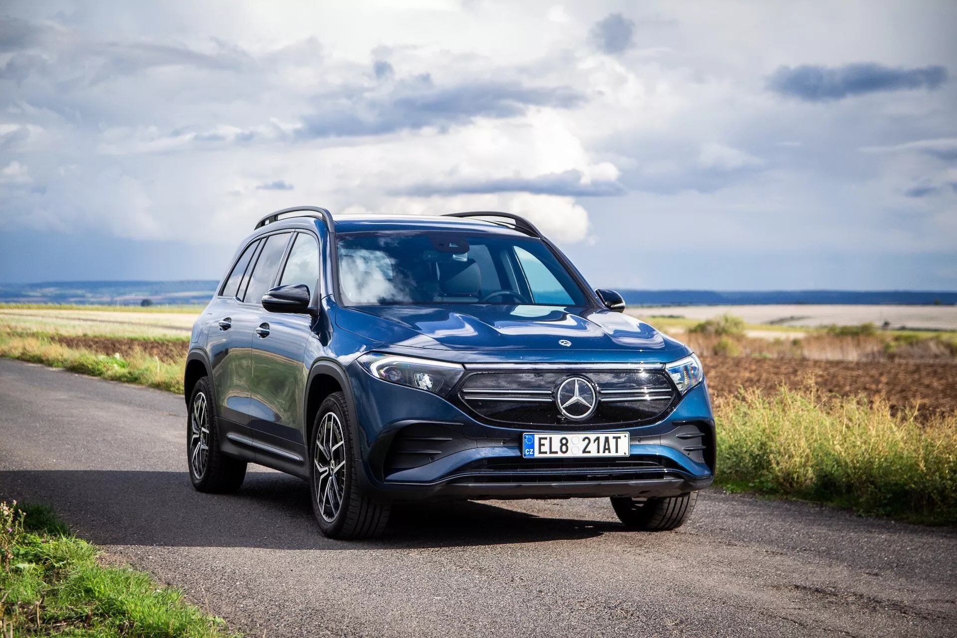 SUV de luxe Mercedes-Benz EQB 2021 garée sur une route en asphalte, présentant son design élégant, ses phares LED et ses roues en alliage dans une vue à trois quarts sous un ciel dégagé