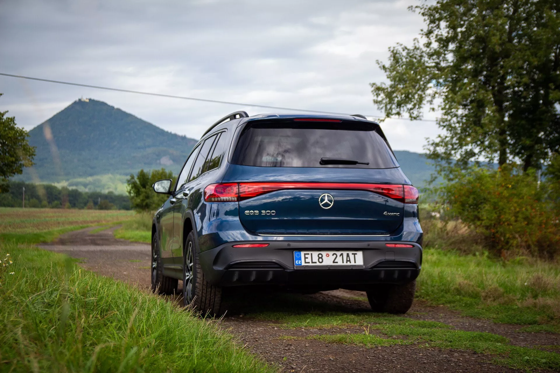 SUV électrique Mercedes-Benz EQB 2021 de couleur argent présentant le design extérieur et les phares LED