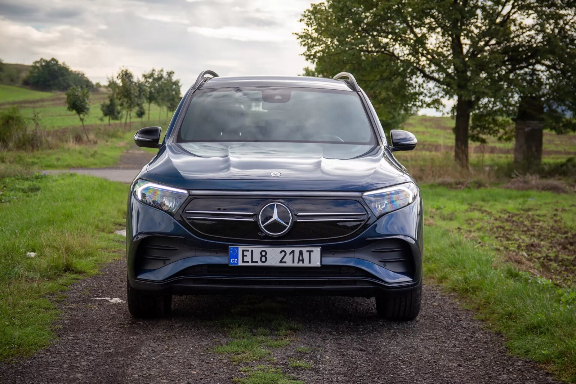 SUV électrique Mercedes-Benz EQB 2021 en posture dynamique présentant son design élégant et ses fonctionnalités technologiques avancées