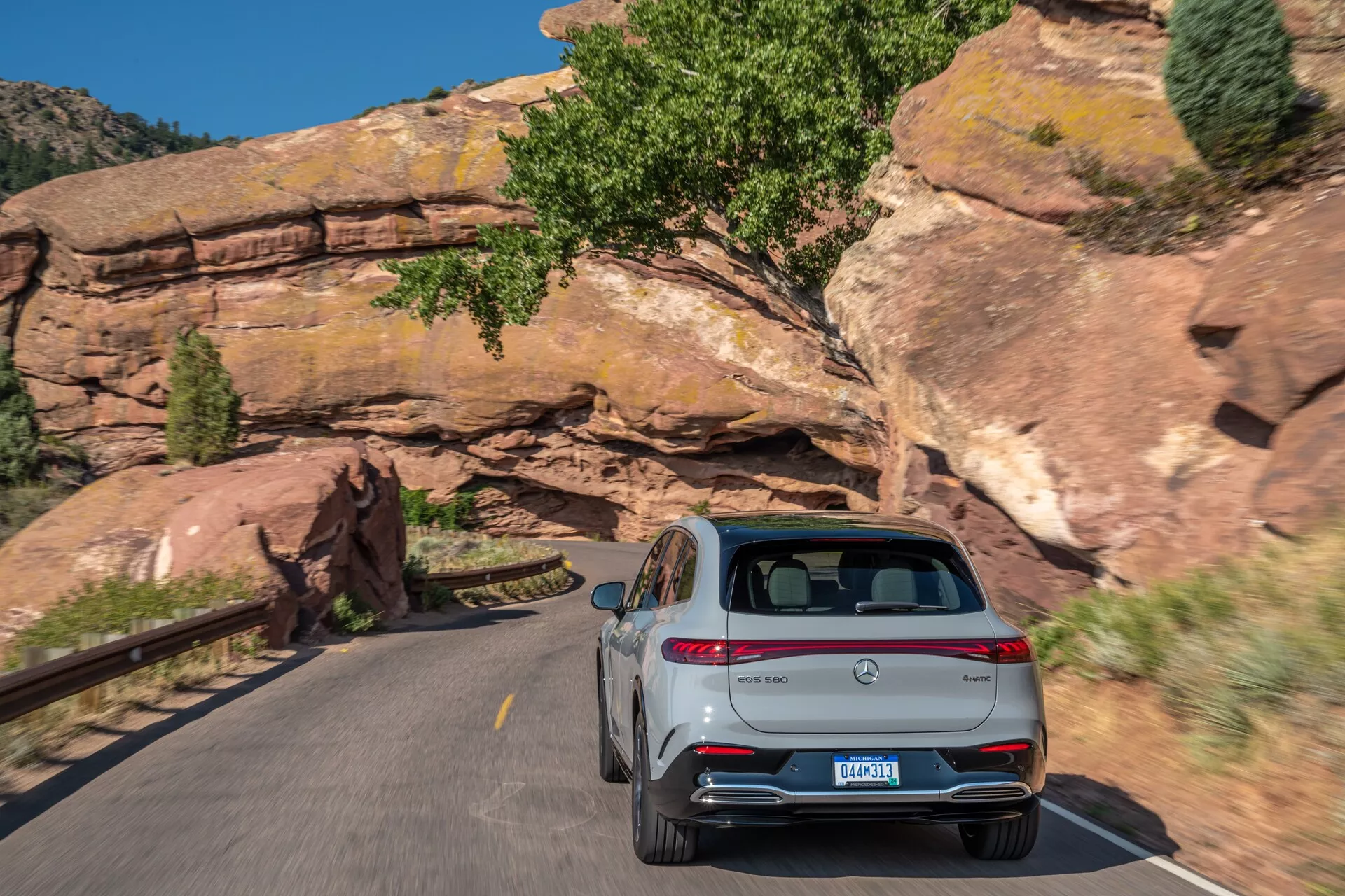 Mercedes EQS SUV 2022 dans une finition argentée élégante, mettant en valeur son design luxueux, son groupe motopropulseur électrique avancé, son intérieur spacieux et ses caractéristiques technologiques de pointe.