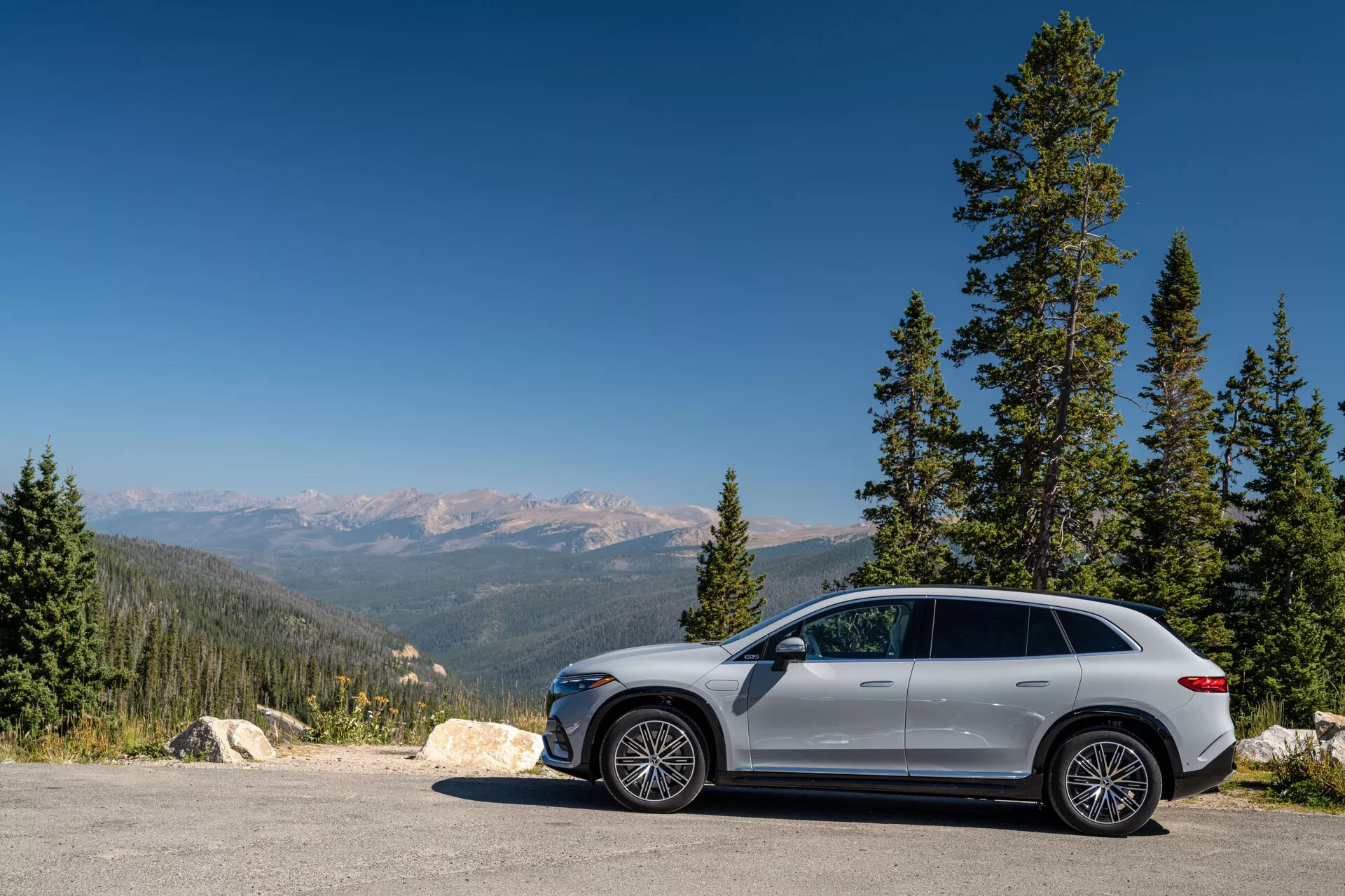 Mercedes EQS SUV 2022 - Modèle 296, présentant un SUV électrique élégant et sophistiqué avec des intérieurs luxueux, des technologies avancées comme le Hyperscreen, des sièges spacieux et un design extérieur élégant avec des phares LED et des lignes de carrosserie optimisées aérodynamiquement.