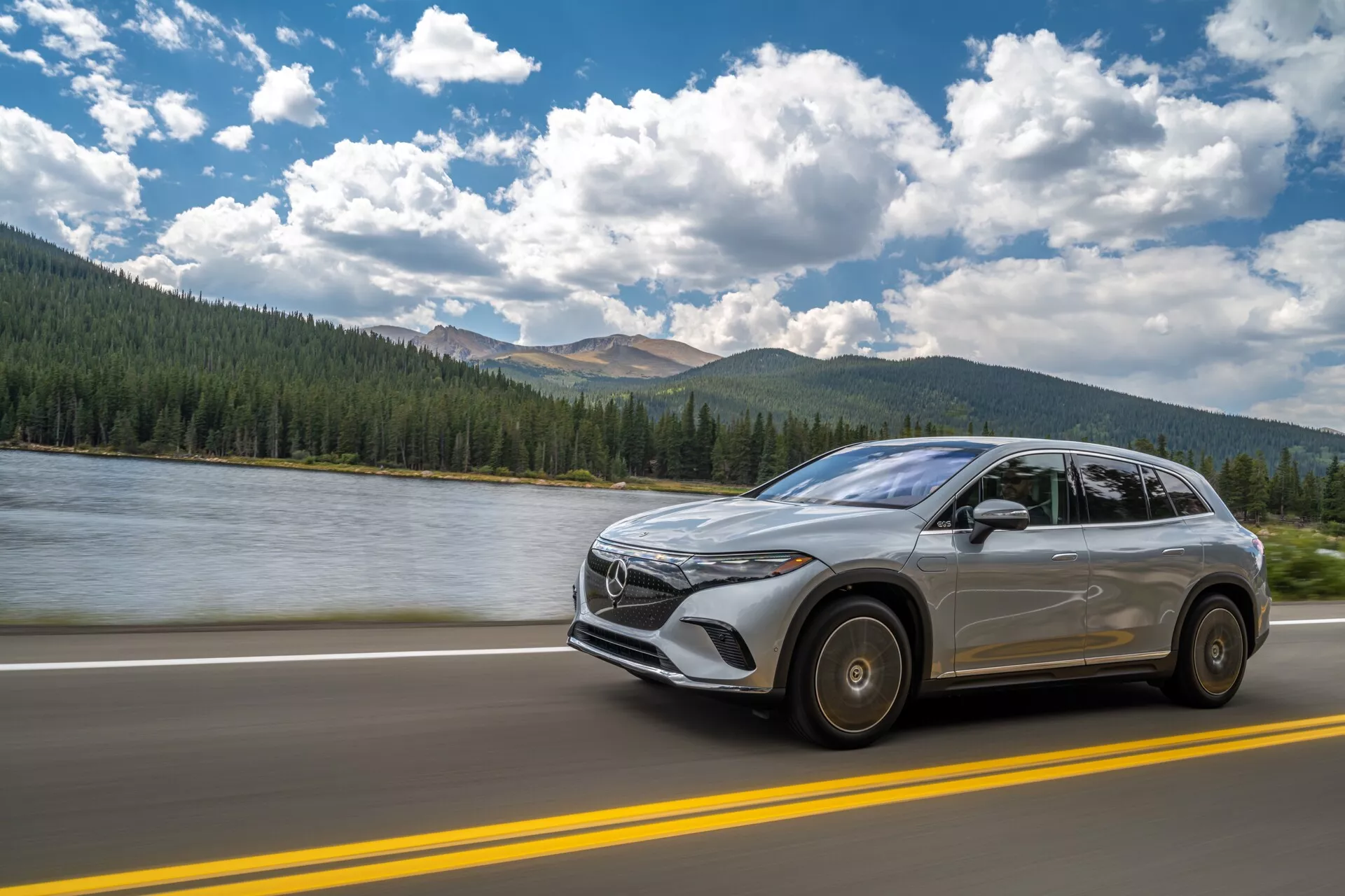 Mercedes EQS SUV 2022 dans un design élégant, doté de technologies de pointe, d'un intérieur luxueux et d'une motorisation électrique respectueuse de l'environnement.