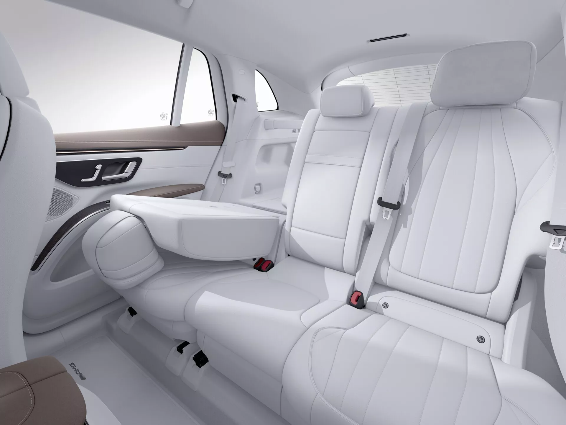 Intérieur du Mercedes EQS SUV 2022, se concentrant sur la zone des sièges arrière depuis une perspective frontale droite. Les trois sièges en cuir blanc, avec des coutures détaillées, comportent un accoudoir rabattable au siège central. Les appuie-têtes intégrés et les ceintures de sécurité à trois points assurent la sécurité, tandis que les garnitures en bois et les poignées de porte chromées sur les accoudoirs latéraux soulignent le luxe. Le design minimaliste des panneaux de porte et l'agencement spacieux améliorent l'esthétique propre. Le cadre studio met en avant l'intérieur moderne, épuré et haut de gamme de la voiture.
