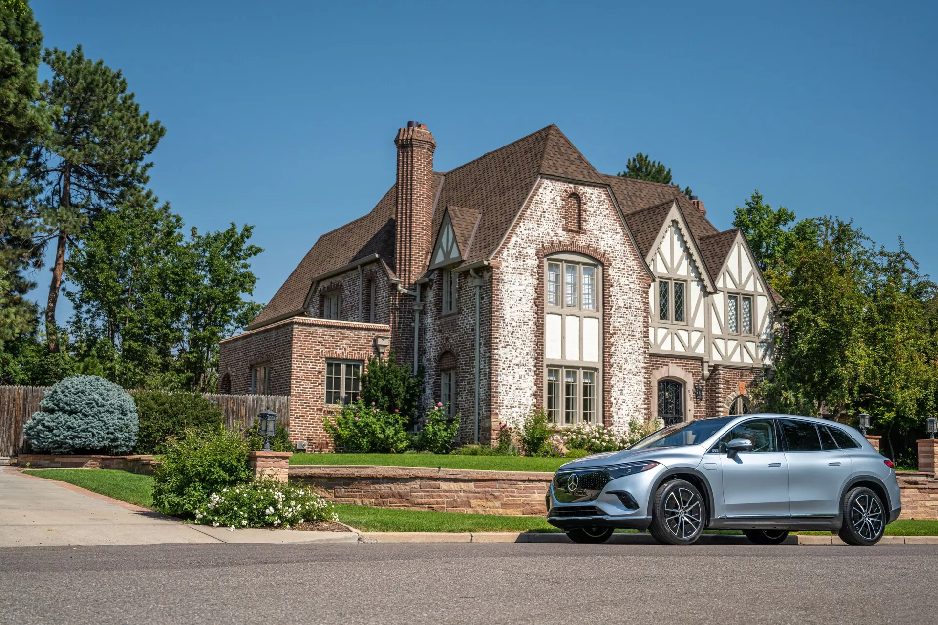 Mercedes EQS-SUV 296 de 2022, présentant son design élégant et raffiné avec un intérieur spacieux et une technologie de pointe.