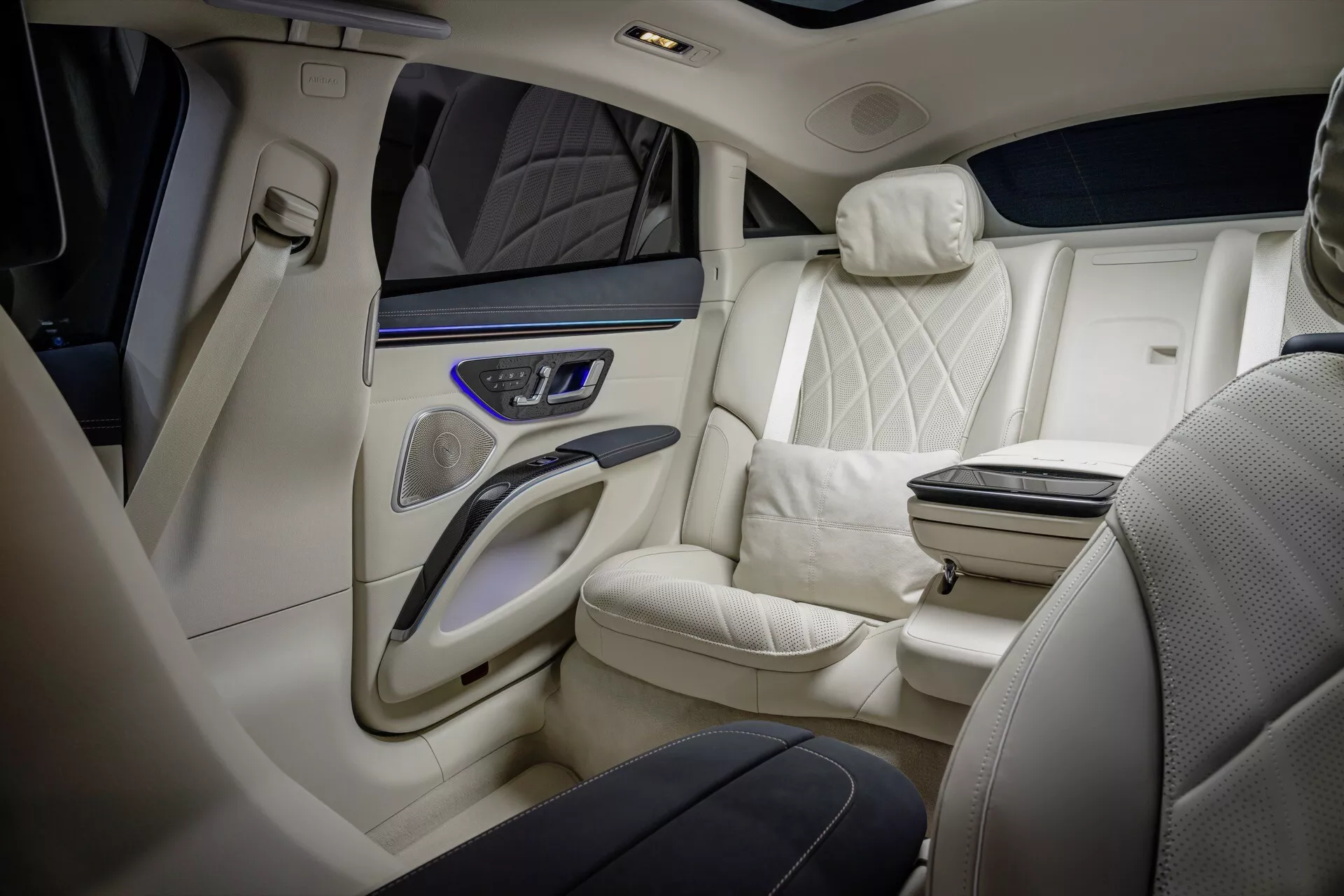 Vue intérieure de la Mercedes-Benz EQS 297 facelift 2024 présentant des sièges en cuir premium avec un design matelassé, un schéma de couleurs bicolore et des caractéristiques haut de gamme depuis un angle diagonal
