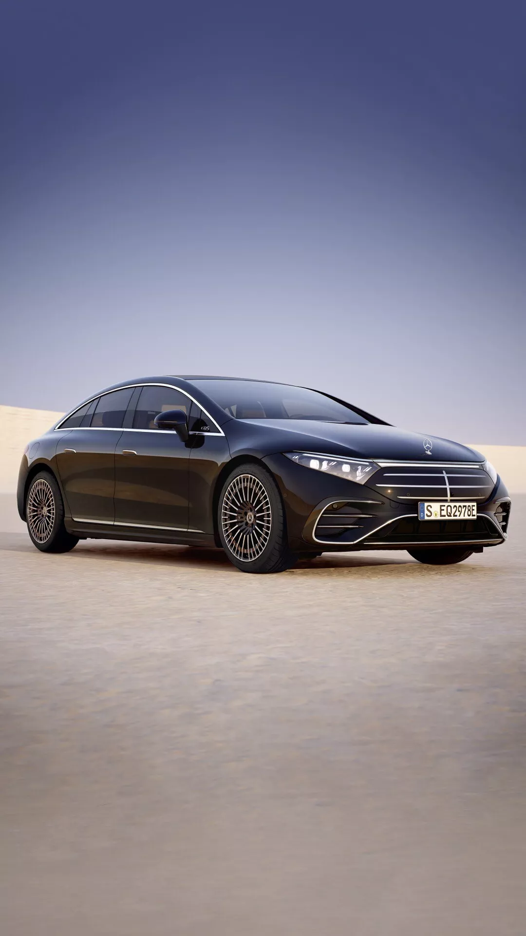 Vue latérale de la Mercedes-Benz EQS Facelift 2024 montrant un design de berline moderne avec des roues en alliage premium, une aérodynamique élégante, et des vitres teintées contre un fond de studio dégradé