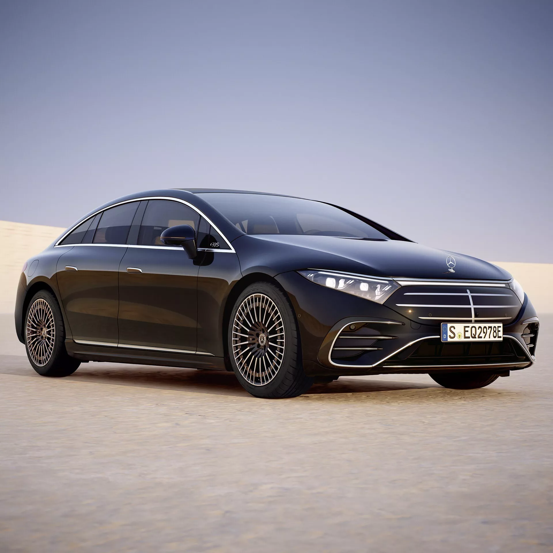 Profil latéral du Mercedes-Benz EQS 297 facelift 2024 dans le désert, montrant des phares LED, carrosserie aérodynamique avec poignées de porte affleurantes, grille mince avec emblème, rétroviseurs latéraux élégants et grandes roues alliage