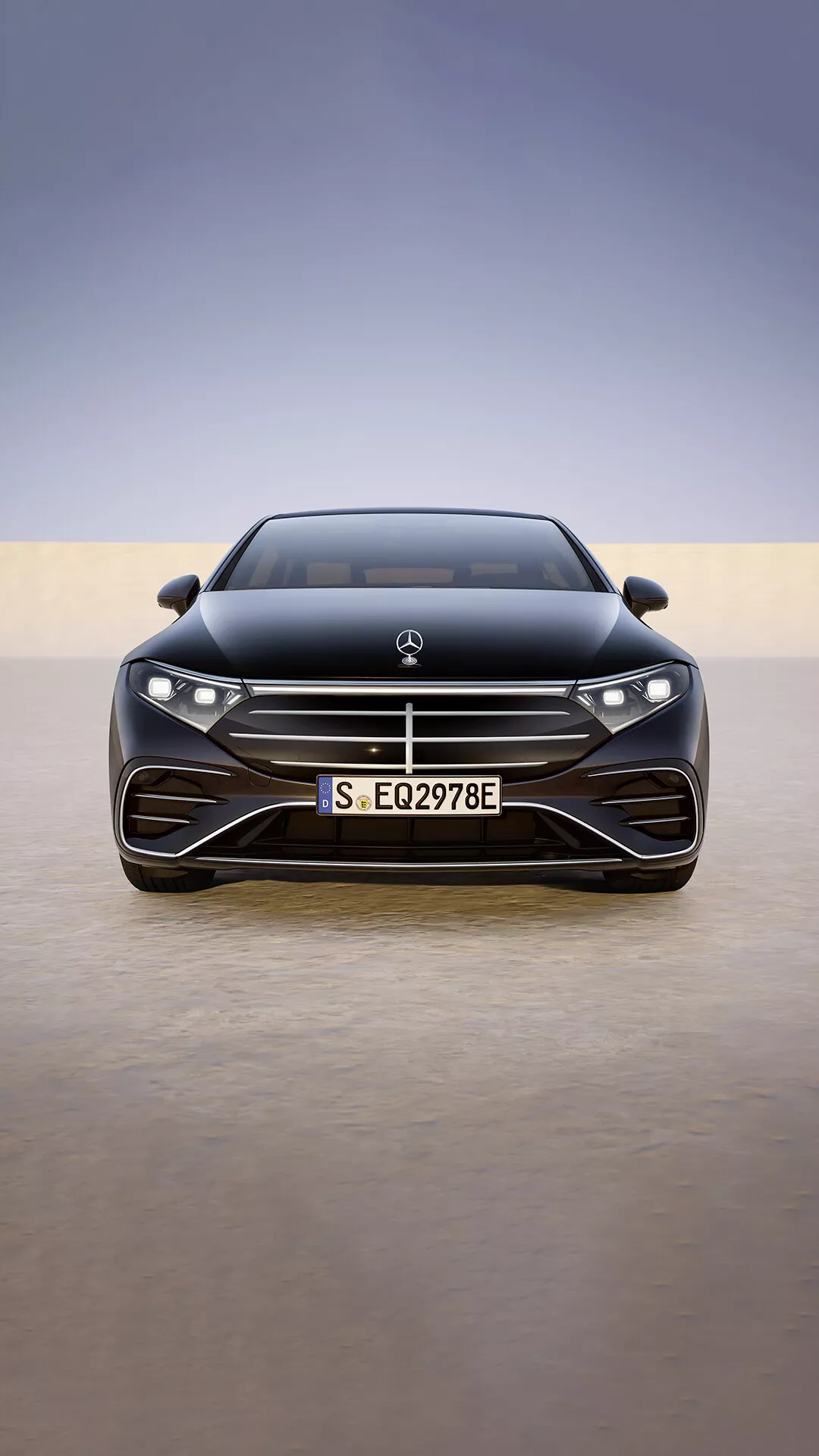 Facelift de la Mercedes-Benz EQS 297 2024 avec la grille avant et le pare-chocs et les feux de jour horizontaux sur une surface polie et un arrière-plan dégradé