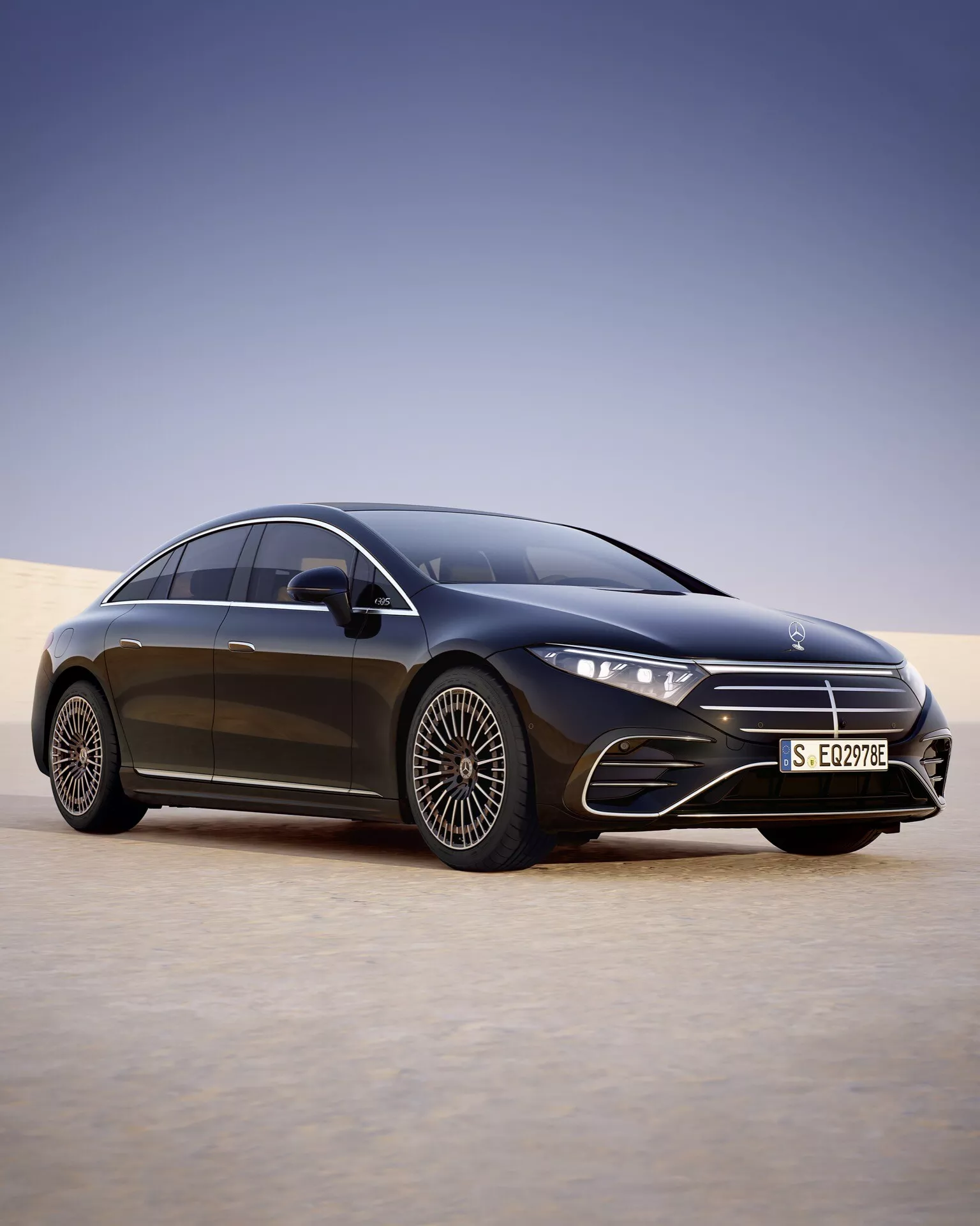 Modèle Mercedes-Benz EQS 2024 avec facelift dans un environnement désertique présentant des phares LED, de grandes roues en alliage et une aérodynamique avancée