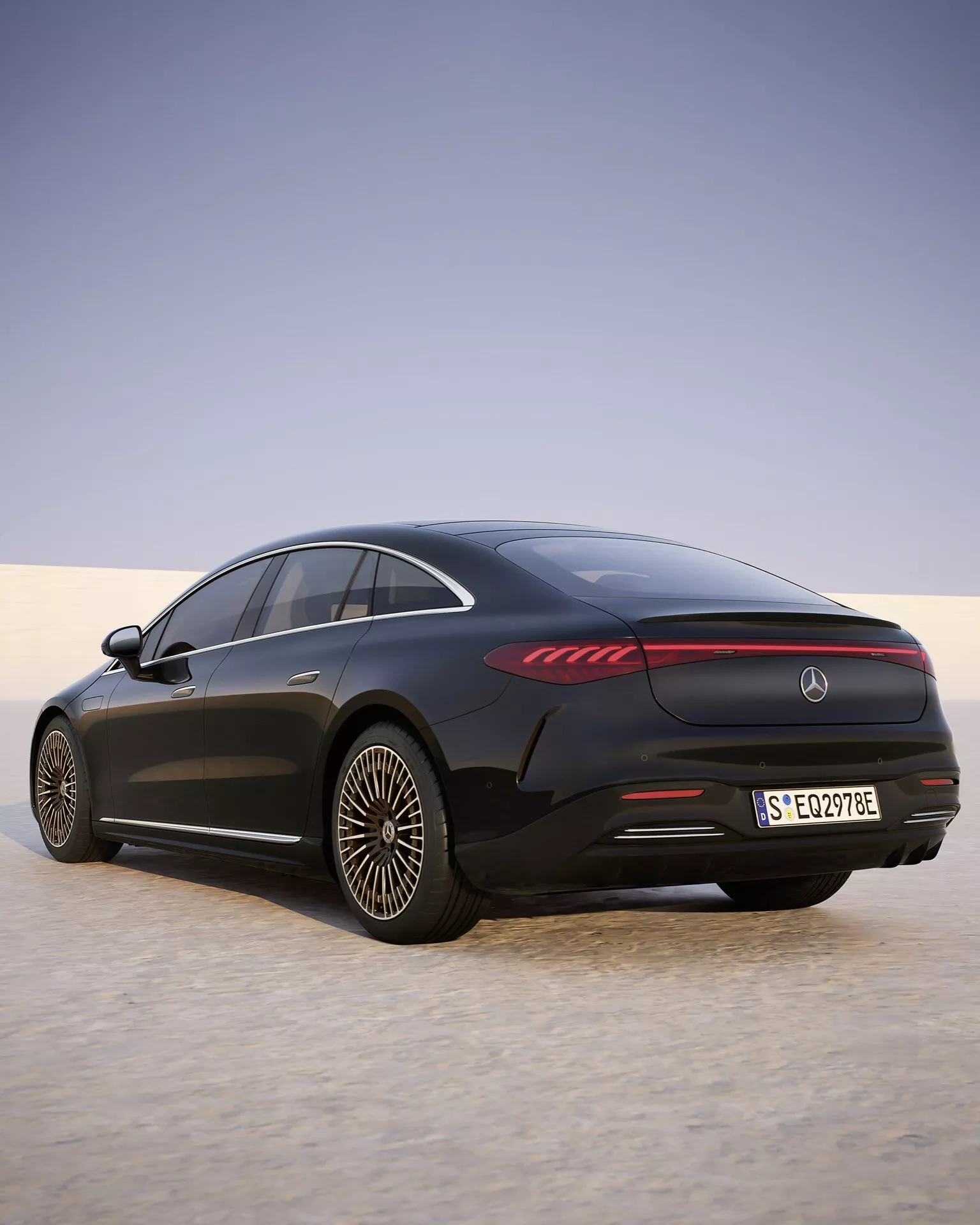 Mercedes-Benz EQS 297 restylée 2024 capturée en vue arrière trois quarts, montrant des feux arrière LED, une carrosserie aérodynamique élégante noire, un badge électrique, et des jantes alliage performance sur fond dégradé évoquant le crépuscule