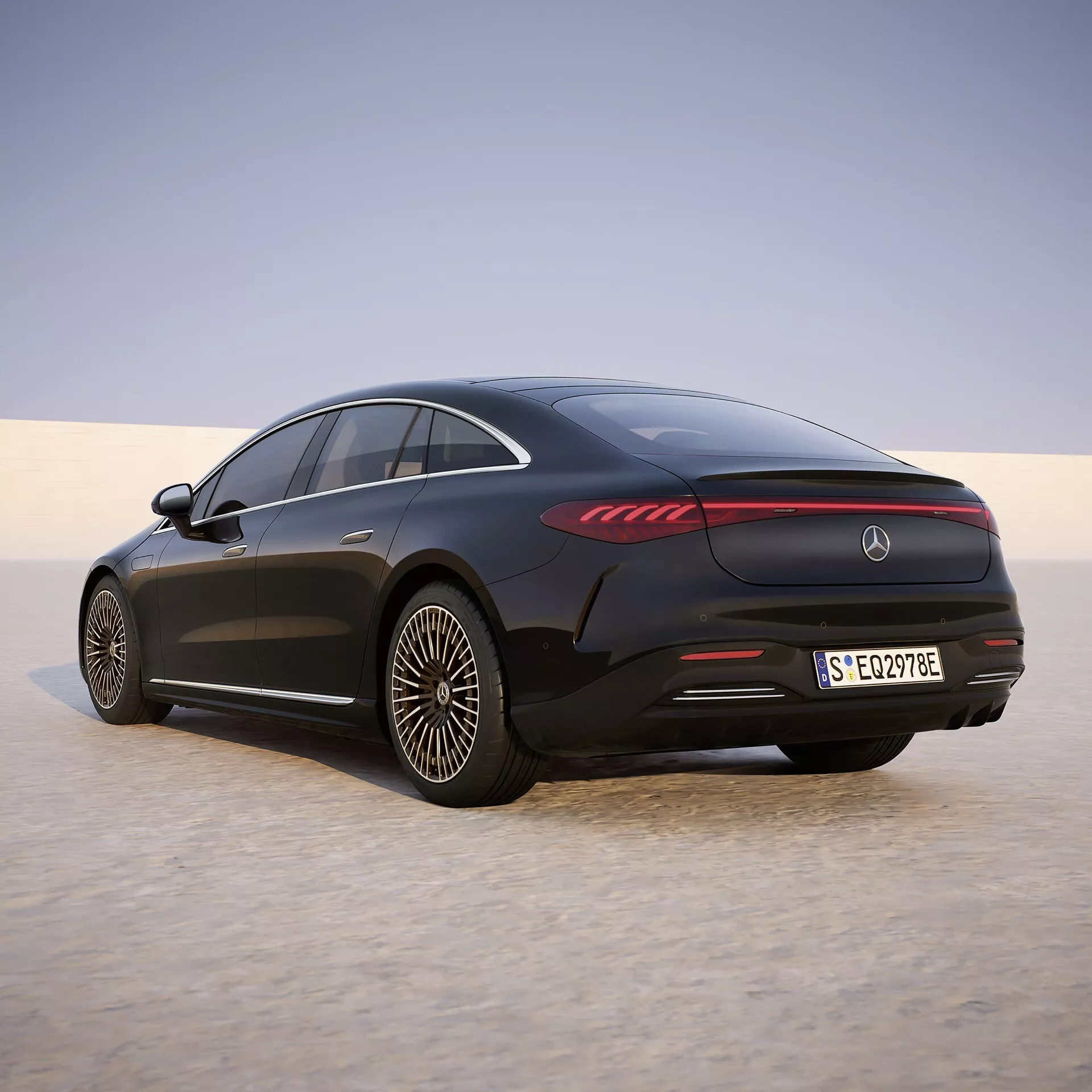 Mercedes-Benz EQS 2024 en noir brillant, mettant en avant son design élégant et ses caractéristiques avancées depuis une vue arrière trois-quarts sur un terrain désertique, soulignant les feux arrière LED, la silhouette aérodynamique, et la potentialité d'une technologie de véhicule électrique