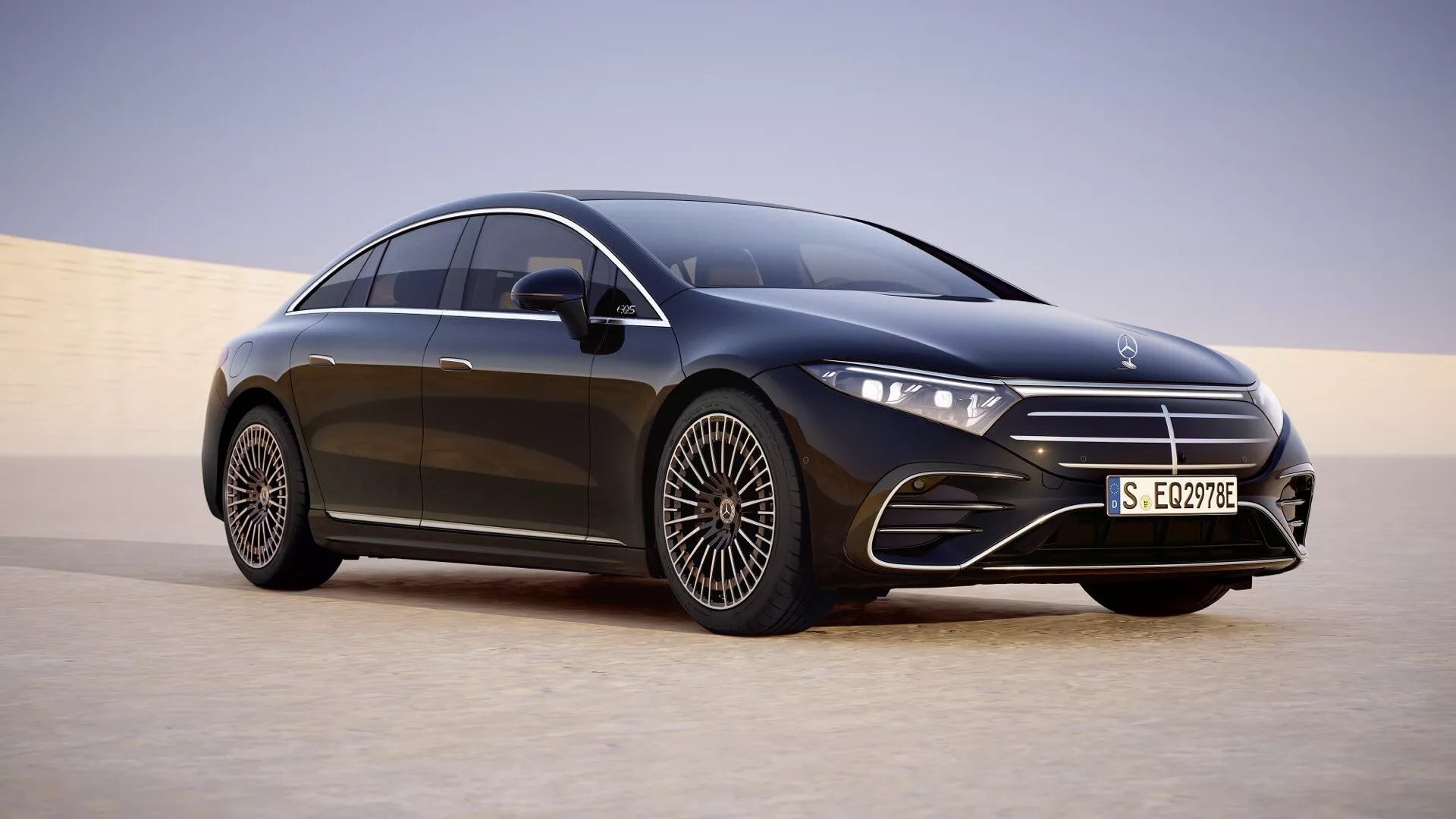 Berline de luxe Mercedes-Benz EQS 2024 sous un angle avant de trois quarts montrant ses phares LED, sa grande grille avant, sa roue en alliage à multiples branches et son design élégant sur fond de désert