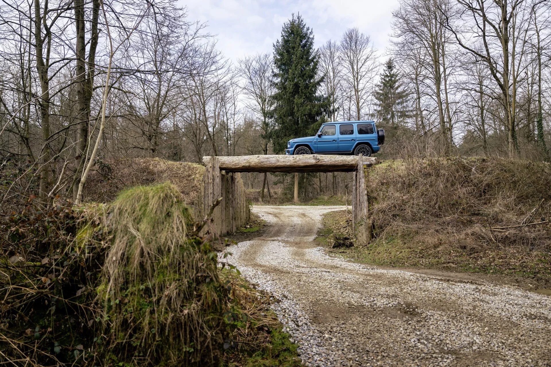 Vue de la nouvelle et élégante Mercedes-Benz Classe G (G 465) modèle 2024, présentant son design luxueux, ses fonctionnalités technologiques avancées et sa capacité supérieure en tout-terrain
