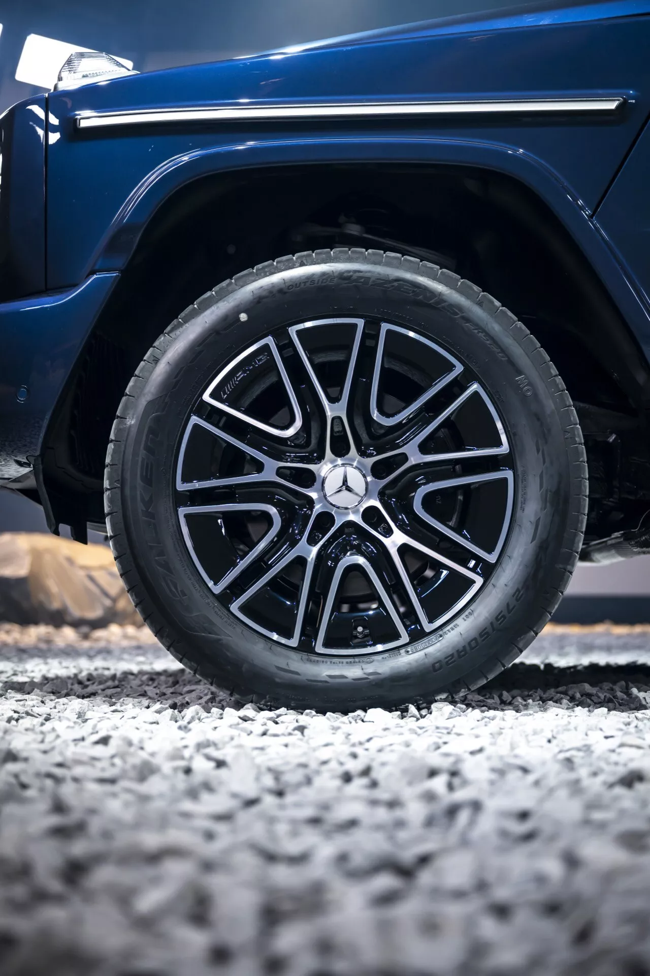 Vue rapprochée sur la roue de la Mercedes-Benz G-Klasse 2024, mettant en lumière le pneu et la jante, avec un design à rayons multiples complexe et une bande de roulement robuste, suggérant des performances haut de gamme et des capacités tout-terrain.