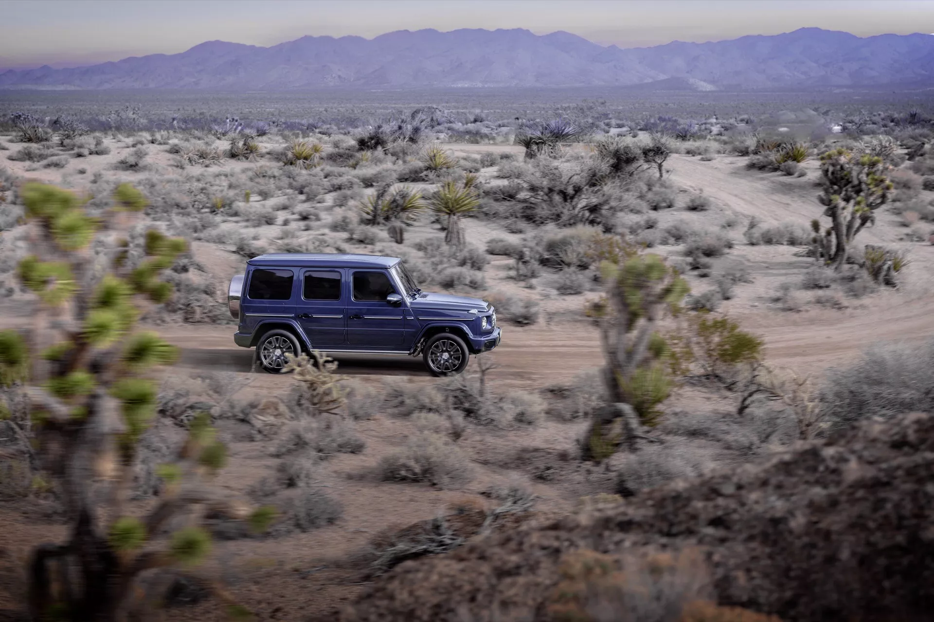 Un modèle Mercedes-Benz Classe G 465 de 2024 élégant en haute résolution, présentant son design luxueux et ses fonctionnalités avancées