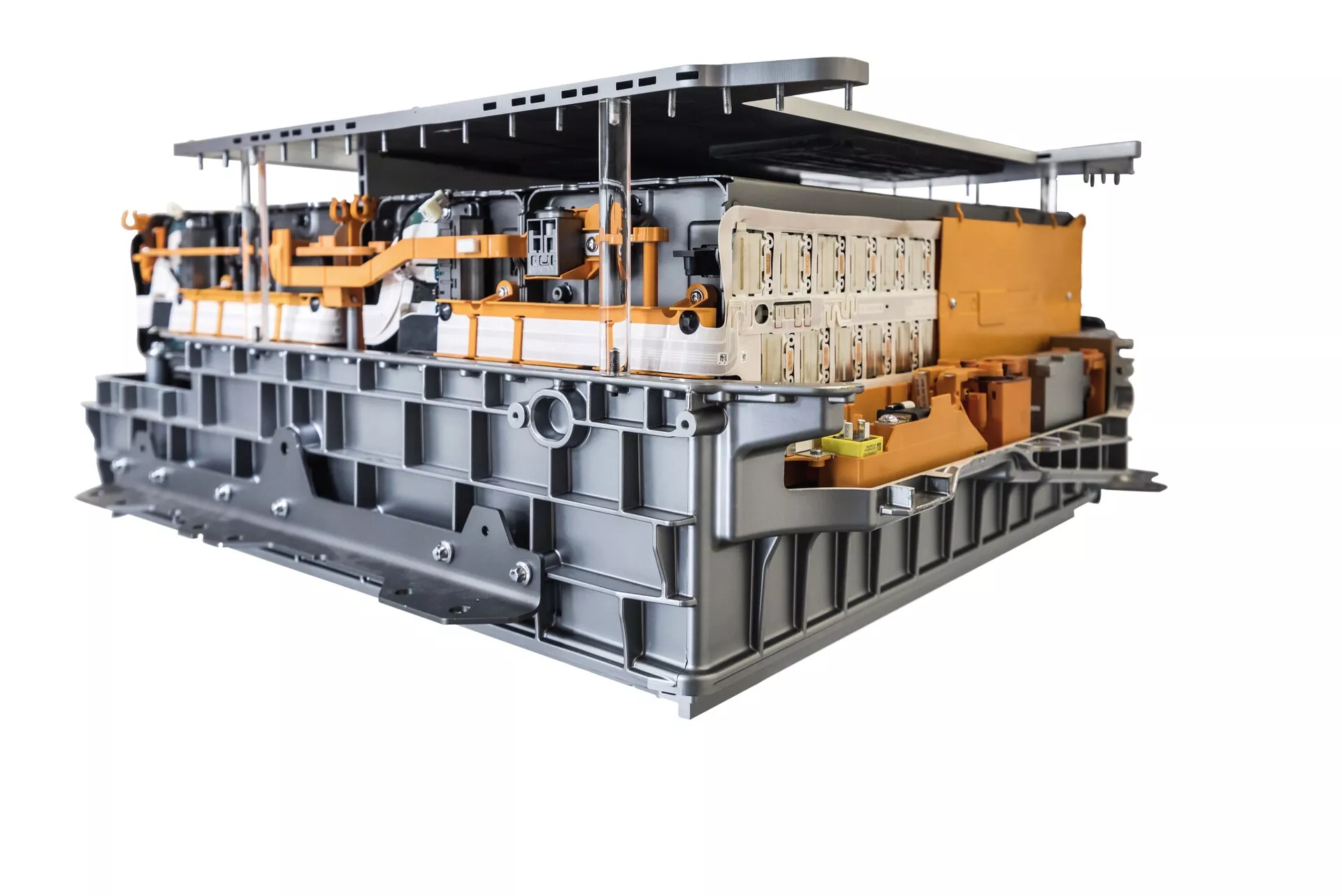 Vue détaillée en perspective Trois-Quarts supérieur d'un pack batterie de véhicule électrique (EV) assemblé, montrant sa structure interne sans le boîtier de protection. Les caractéristiques visibles incluent des modules de batteries lithium-ion disposés soigneusement, des câbles haute tension orange et le cadre structurel. L'image met en avant les composants cruciaux pour la puissance du véhicule électrique, y compris les systèmes de refroidissement et de surveillance pour un fonctionnement sûr.