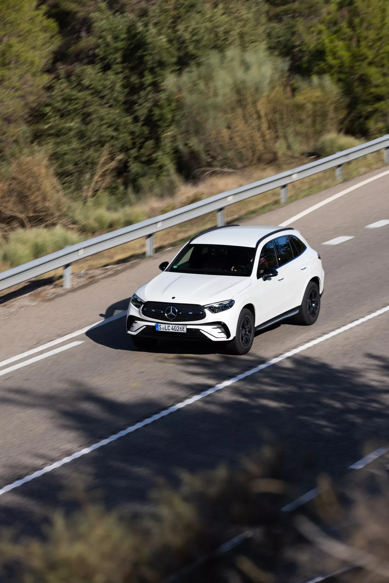 Vue avant de la Mercedes GLC 2022 (254) en argent métallisé, mettant en valeur le design sportif, les phares à LED élégants et la grille distinctive en bloc de diamant