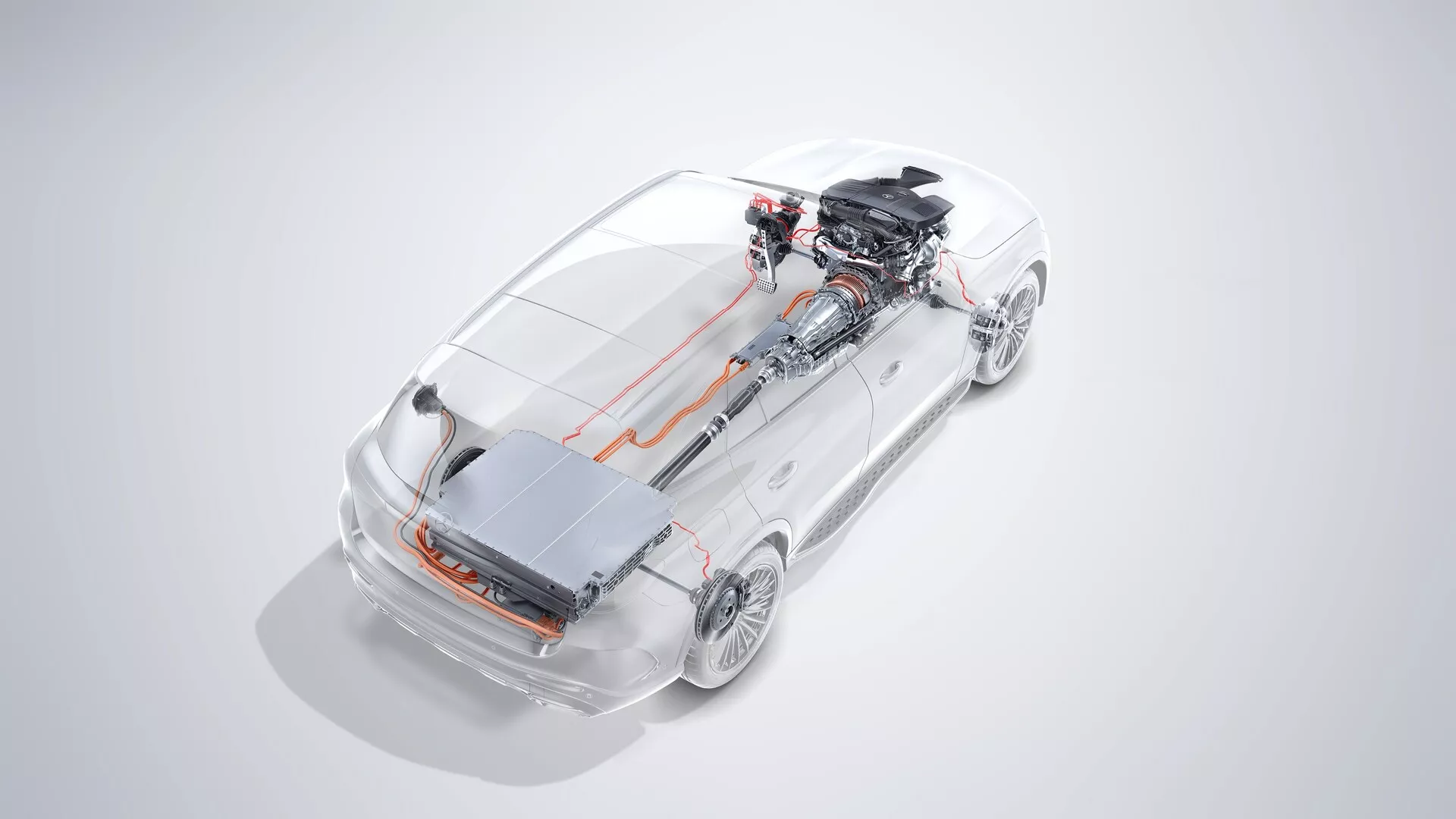 Vue aérienne d'une voiture de sport blanche Mercedes GLC 254 de 2022 avec une superposition transparente révélant les systèmes internes, y compris la chaîne de traction électrique. Les systèmes électriques haute tension sont soulignés par des lignes orange et une batterie centrale. L'image met en avant le design élégant et aérodynamique de la voiture, la grille fermée et les roues stationnaires, soulignant un accent sur la technologie avancée et l'ingénierie moderne dans un environnement contrôlé.