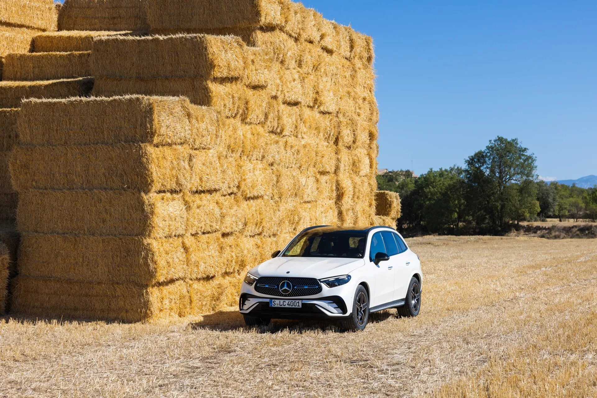 Mercedes GLC modèle 254 de 2022 - SUV de taille moyenne de luxe avec un design élégant, une technologie avancée, un intérieur premium et des performances dynamiques.