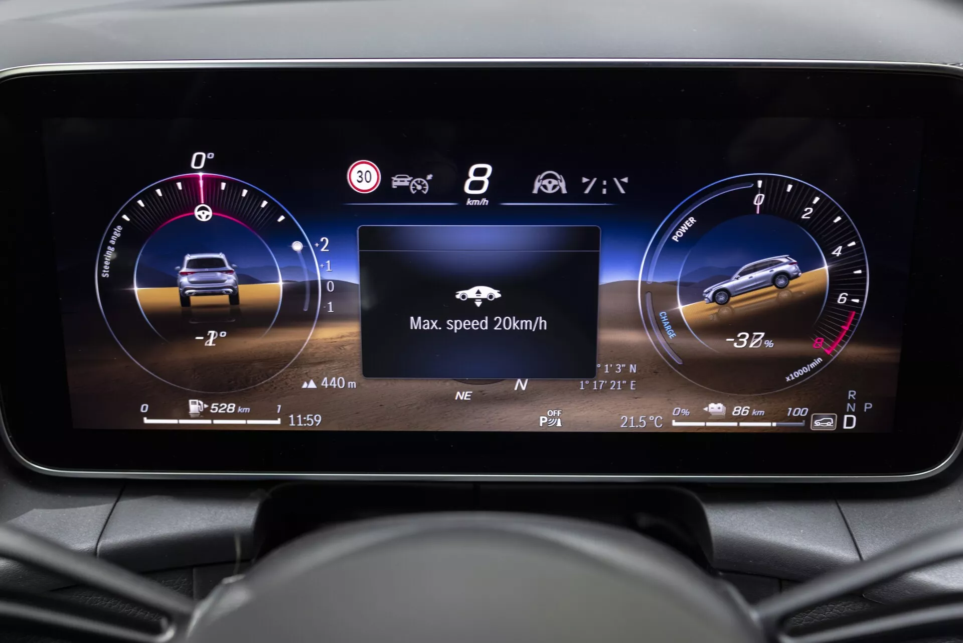 Vue rapprochée du tableau de bord numérique d'une voiture moderne, prise du point de vue du conducteur. L'affichage haute résolution s'étend là où se trouveraient normalement les jauges analogiques. À gauche, un tachymètre numérique indique 8 km/h avec une limite de vitesse de 30 km/h et une icône de batterie à 2 %, indiquant une batterie presque déchargée pour un hybride ou un véhicule électrique. L'écran central multifonctions affiche la silhouette du véhicule avec un message d'avertissement 'Vitesse max 20 km/h'. À droite, un compte-tours numérique affiche 760 tr/min, une température moteur de 72°C et une jauge de carburant presque pleine. D'autres détails incluent un compteur kilométrique de 44.40 km, une boussole indiquant le nord-est et une température extérieure de 21.5°C. La voiture est en mode 'D' et ne présente ni portes ouvertes ni autres avertissements.