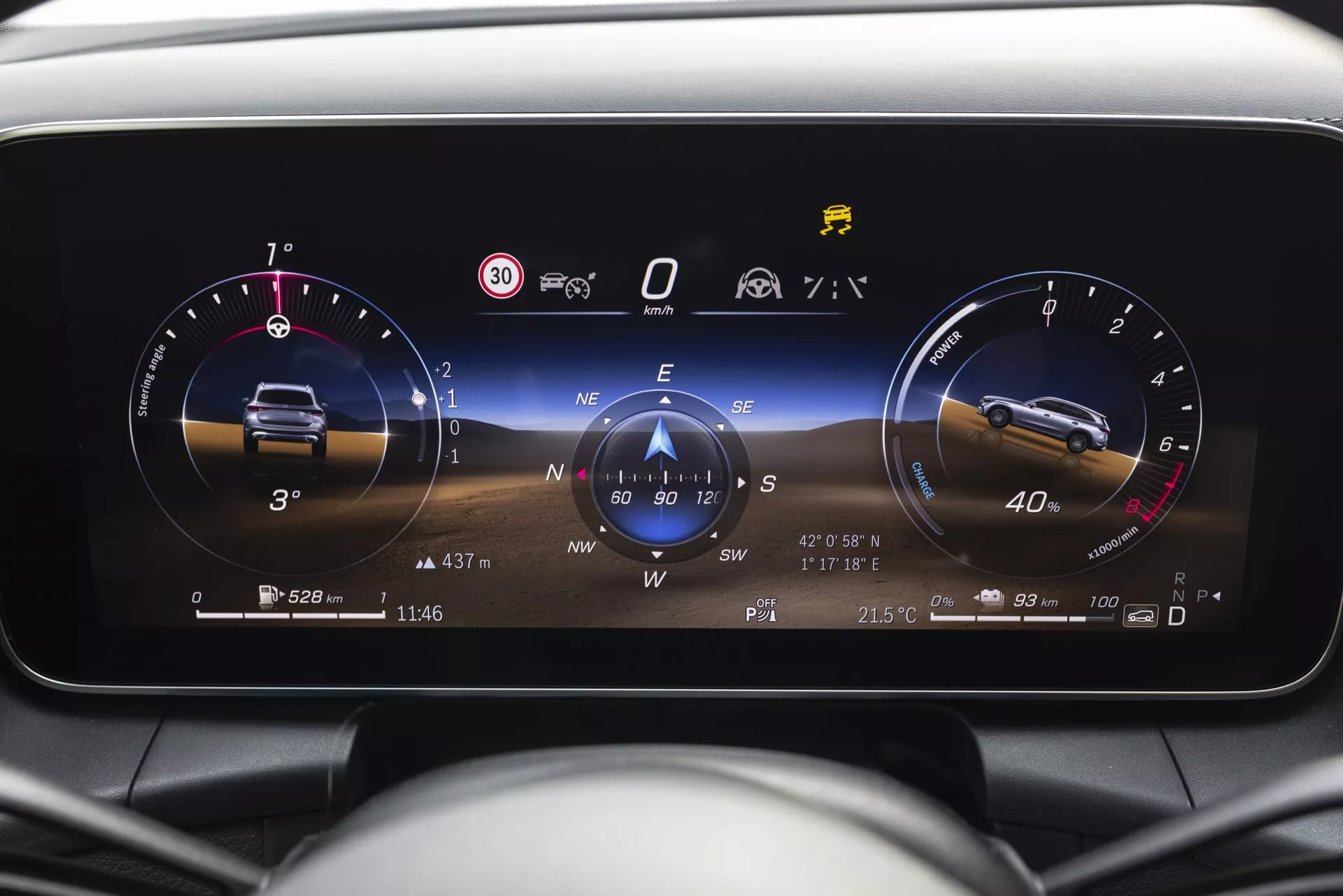 Vue rapprochée du tableau de bord numérique du Mercedes GLC 2022 depuis la perspective du conducteur, affichant des métriques du véhicule en haute résolution comme un tachymètre au ralenti, un speedomètre à 0, une boussole numérique pointant vers le sud et des indications pour une porte ouverte, la température extérieure (21,5°C), l'heure (11h46), des informations de voyage et de kilométrage (5 280 miles), ainsi que divers voyants d'avertissement pour la pression des pneus, le rappel de ceinture de sécurité et les systèmes ESC et start/stop actifs.