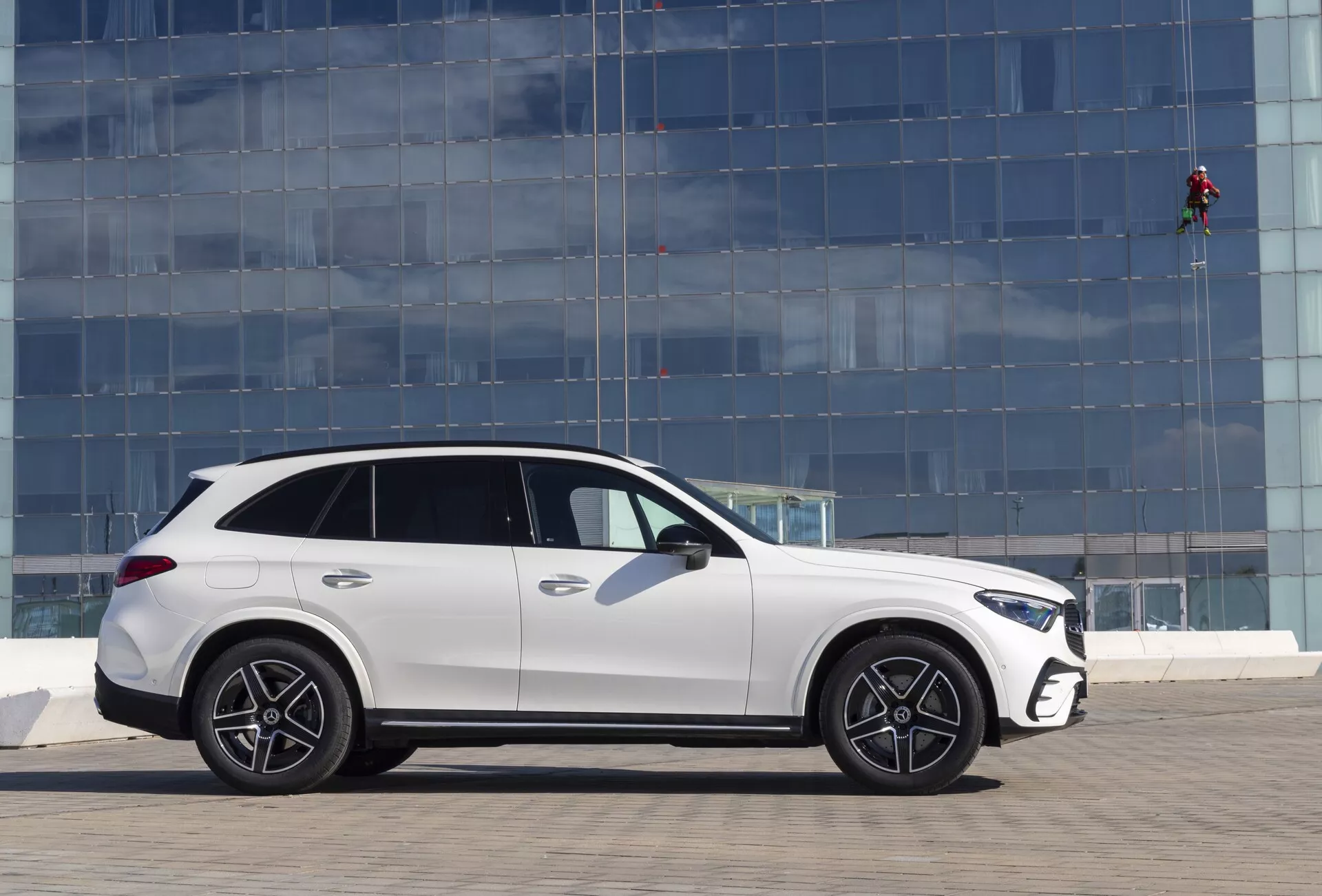 Mercedes GLC 2022 (254) SUV de luxe avec design aérodynamique élégant, phares à LED, intérieurs spacieux, système d'infodivertissement avancé et fonctionnalités de sécurité premium.